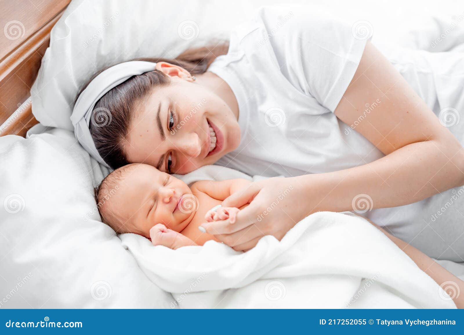 Mamá con su bebé recién nacido NIÑA PAISAJE Stock Vector