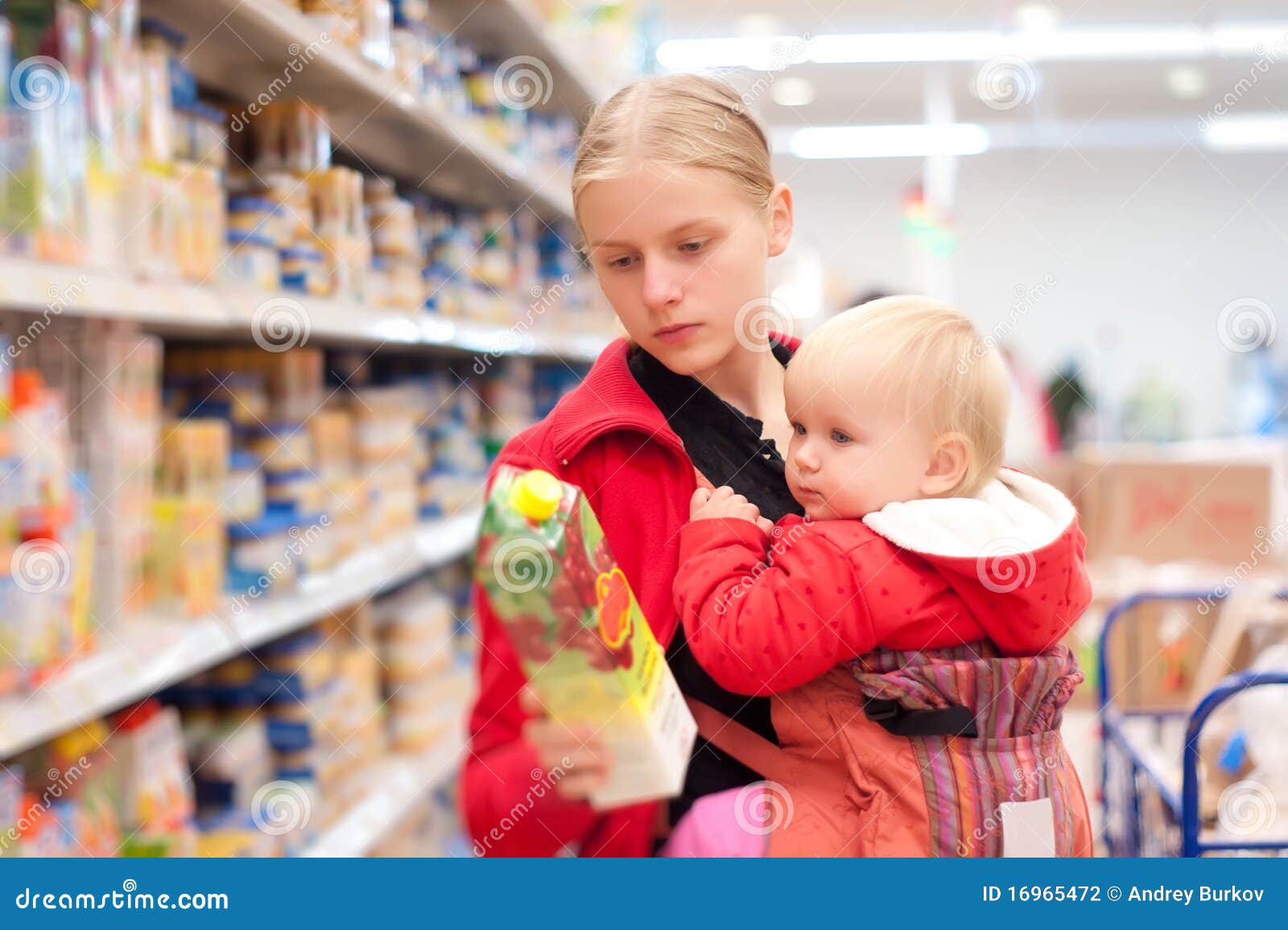 Madre Con Compras Del Bebé En Supermercado Foto de archivo Imagen de