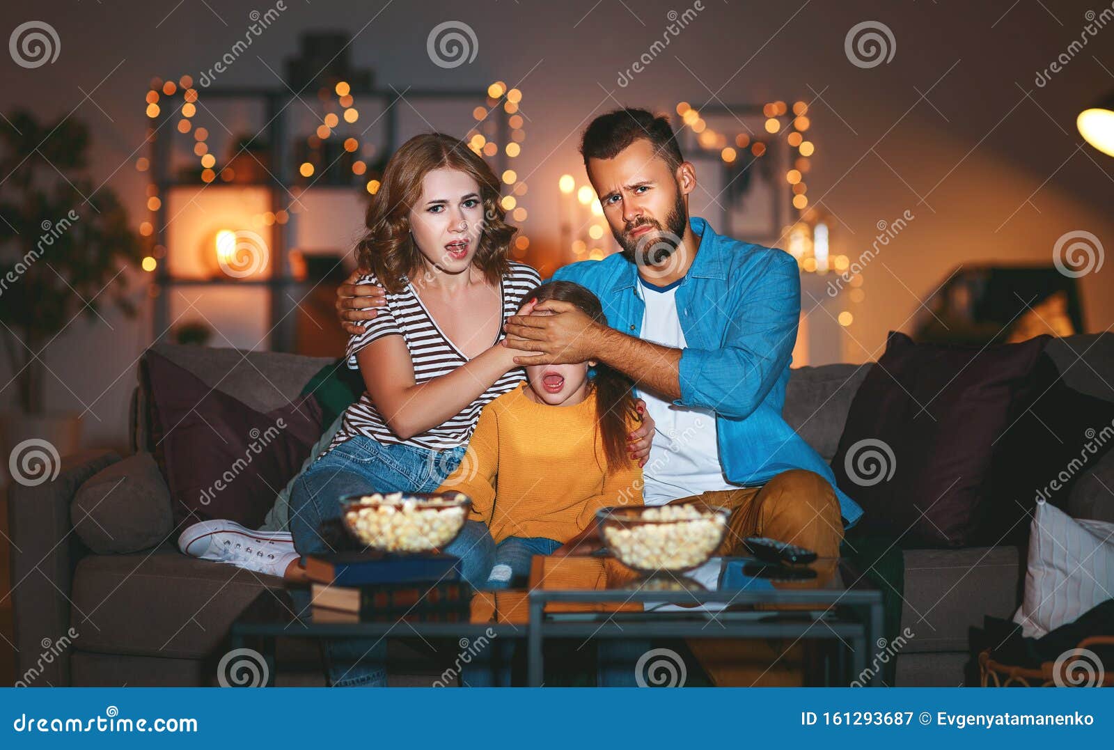 Madre De Familia Padre E Hija Viendo Proyector, TV, Películas Con Palomitas  De Maíz Por La Noche En Casa Imagen de archivo - Imagen de gente, padre:  161293687