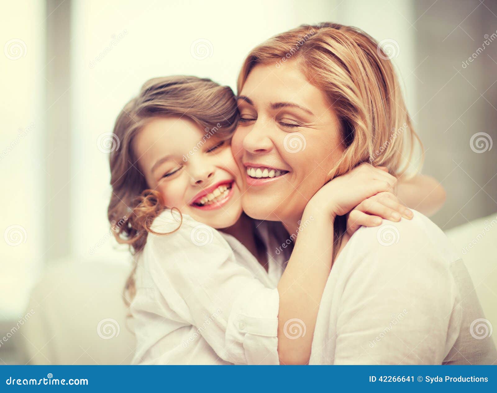 Figlia Aggressiva Con La Madre Madre e figlia immagine stock. Immagine di ragazza, armonia - 42266641