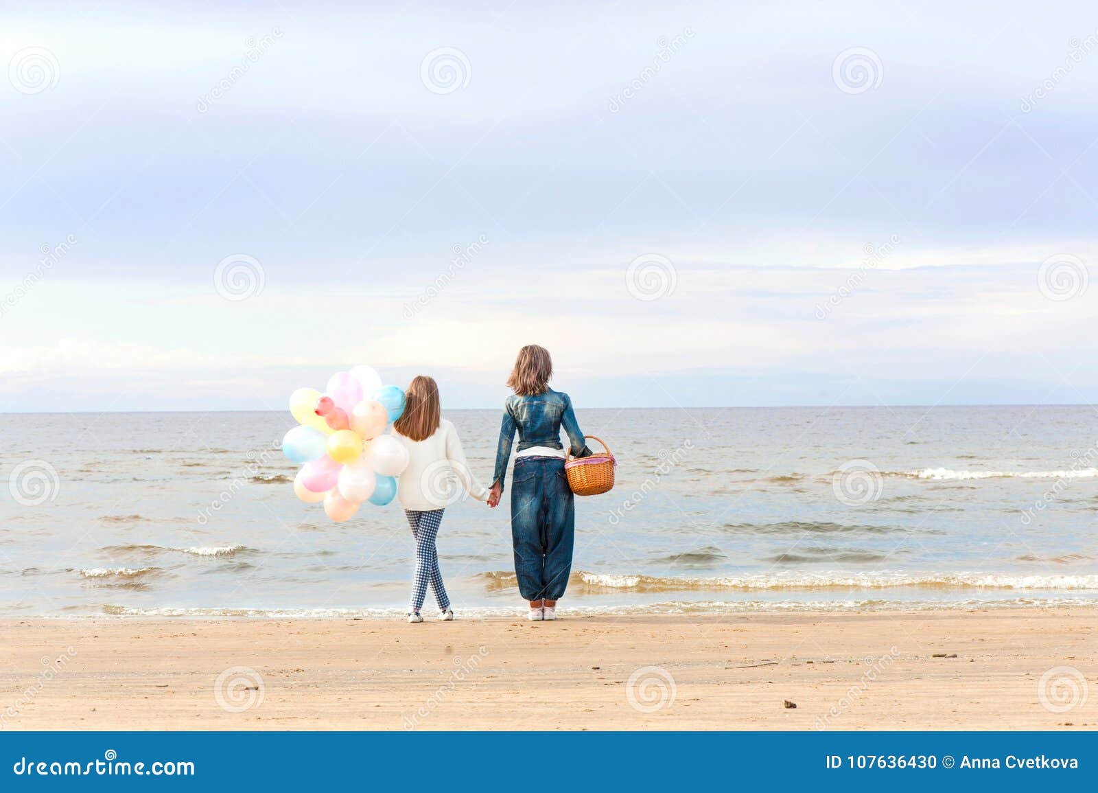 Madre E Figlia Che Si Tengono Per Mano E Che Contemplano Insieme Mare Fotografia Stock Immagine Di Bambino Amare