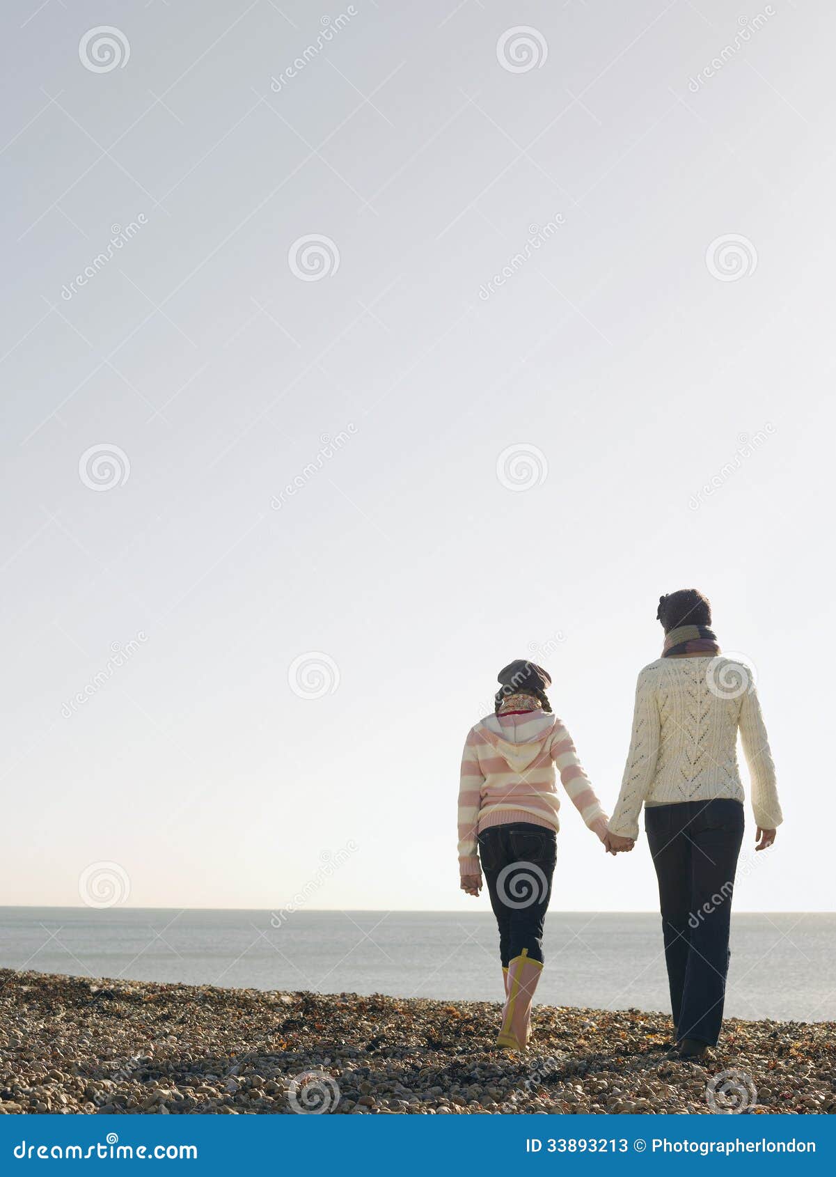 Madre E Figlia Che Si Tengono Per Mano E Che Camminano Sulla Spiaggia Immagine Stock Immagine Di Elementare Cura