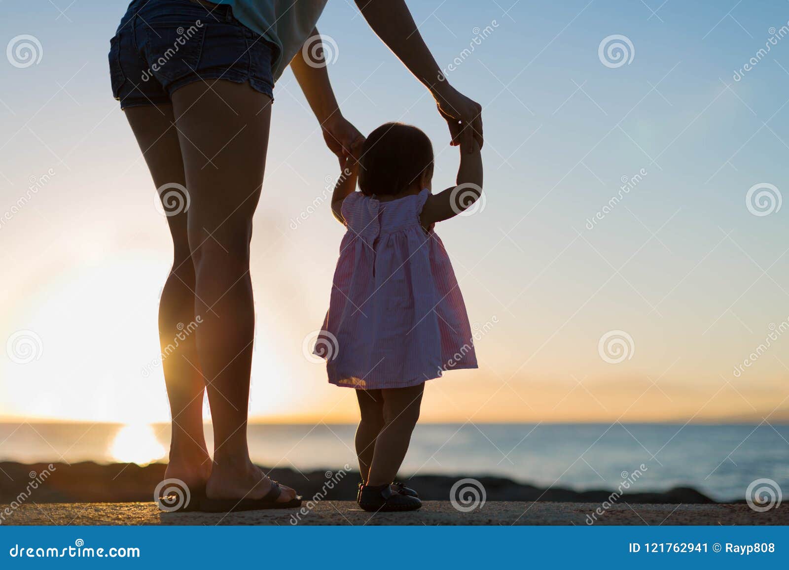 Madre E Figlia Che Si Tengono Per Mano Guardando Il Tramonto Insieme Su Una Spiaggia Immagine Stock Immagine Di Mani Amore