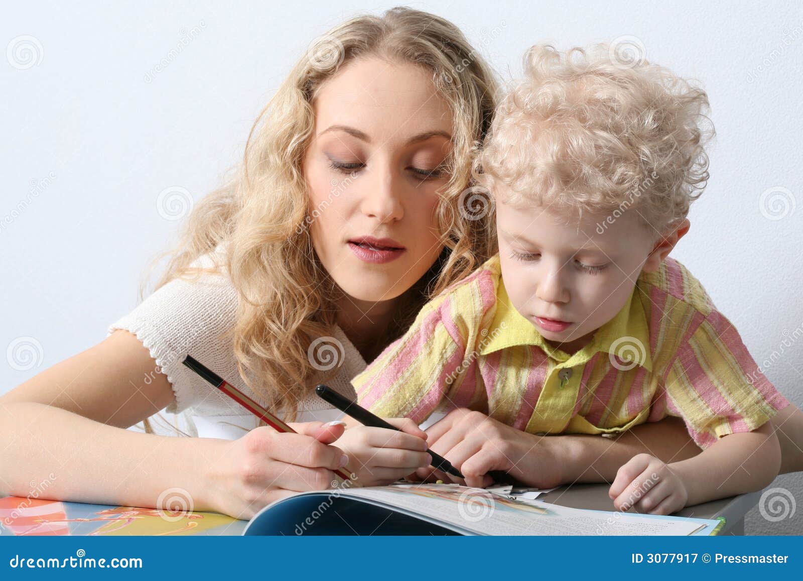 Madre e figlio. La bella madre ed il suo figlio astuto stanno verniciando insieme