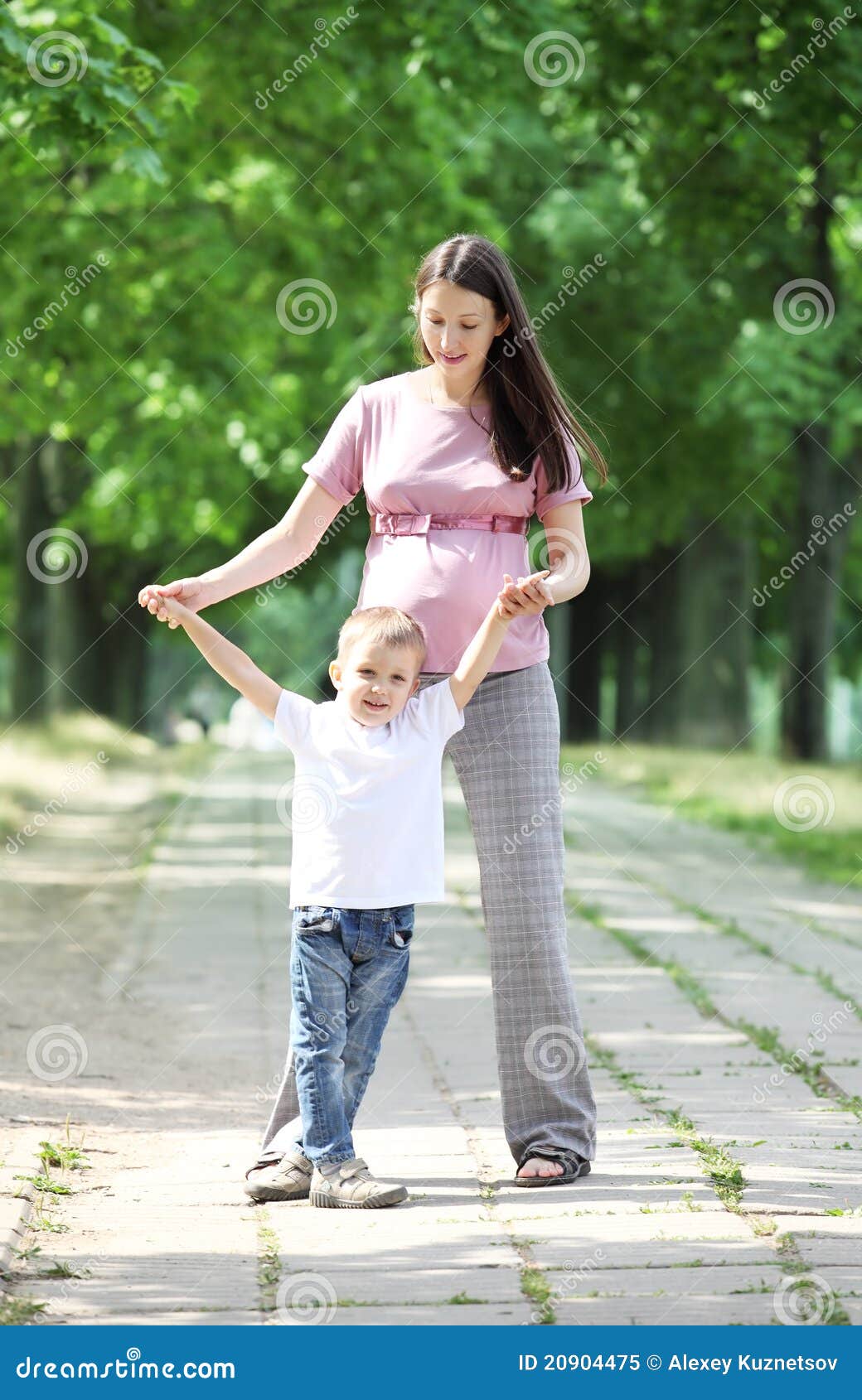 Mamma E Figlio Che Trombano Madre E Figlio Che Camminano Nella Sosta Immagine Stock - Immagine di