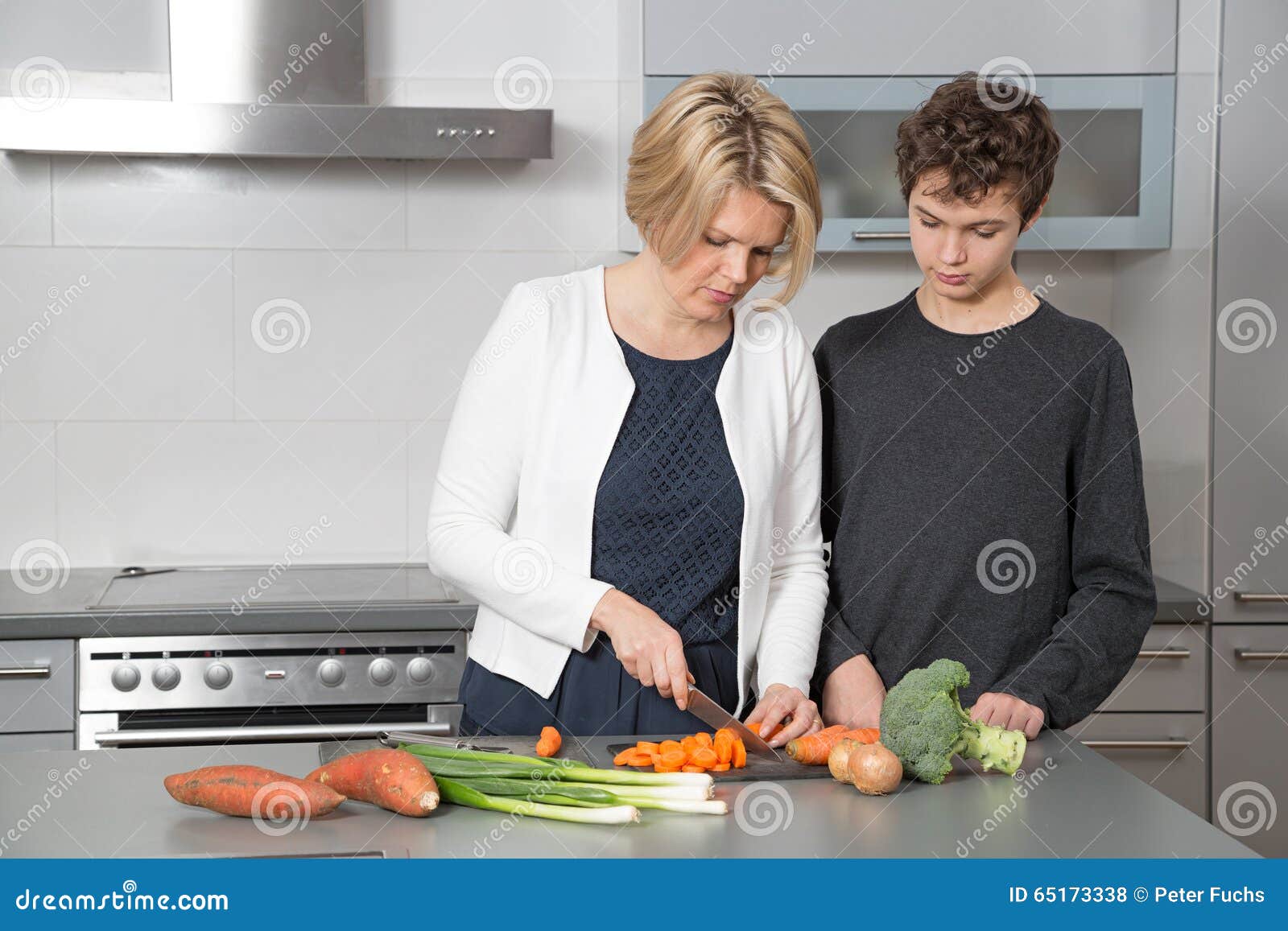Сын мать на кухне видео. Кухня и сын. Мама и подросток на кухне. Фотосессия мама с сыном на кухне.