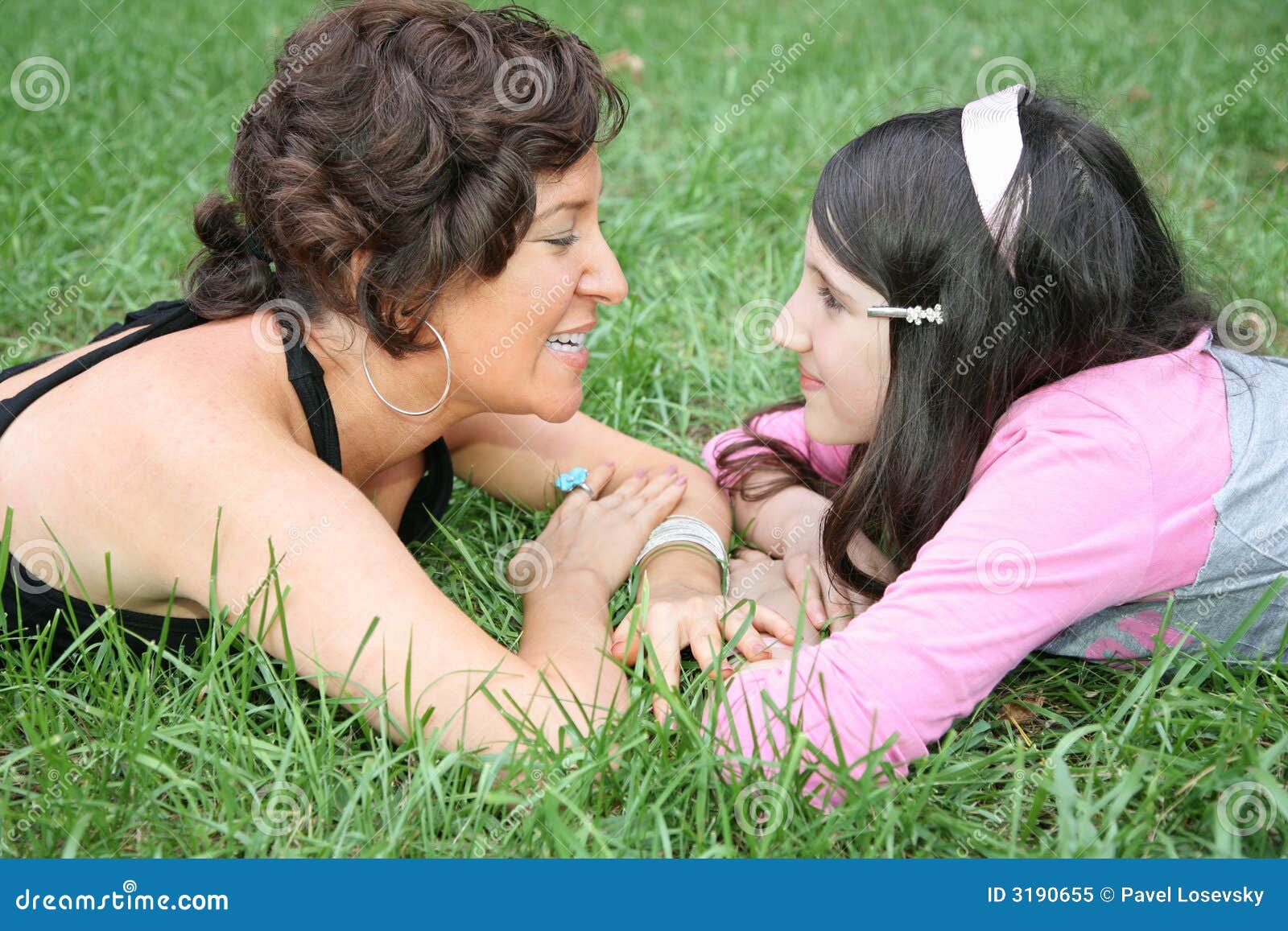 Мама лесбиянка камера. Мать и дочь на траве. Дочка лежит на маме. Мама и дочка лесбиянство. Фотосессия мама и дочь лизбиянка.