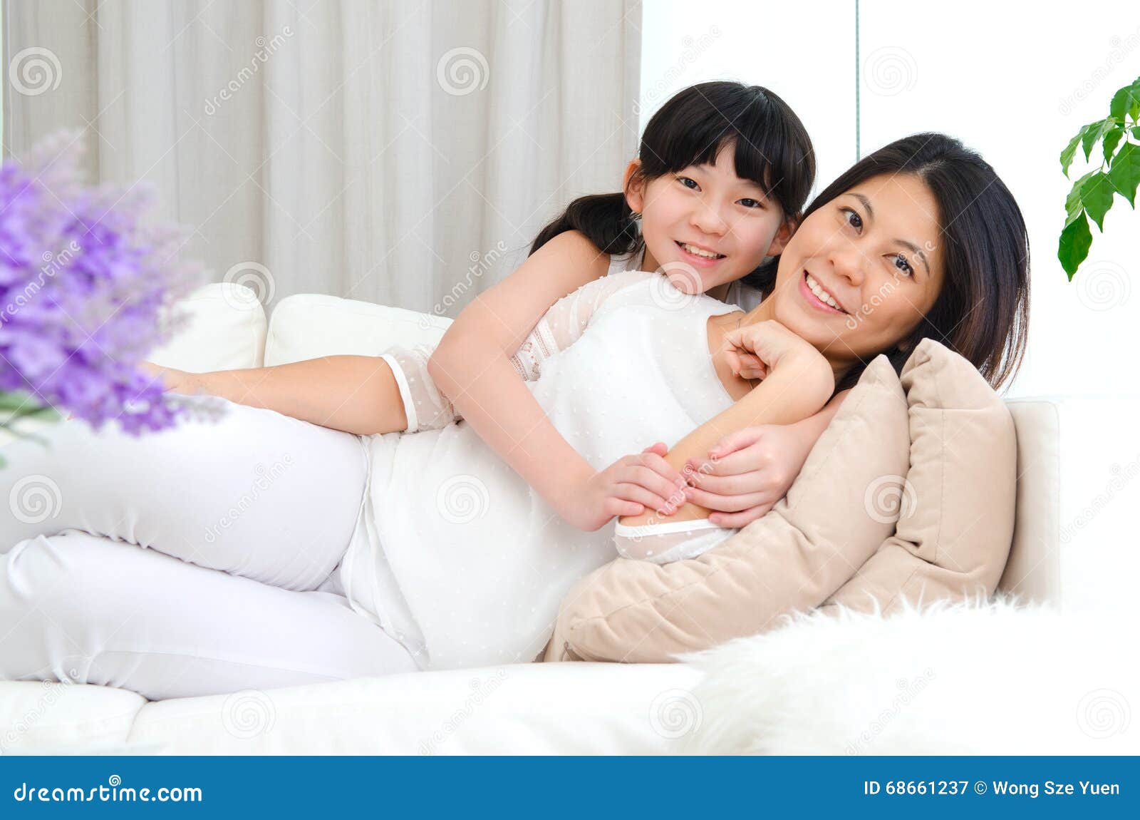 Мамы и дочери азиатка. Азиатские мама с дочкой. Мама азиатка и дочь европейка. Мама и маленькая дочка Азиат. Мама азиатка и дочь Иностранка.