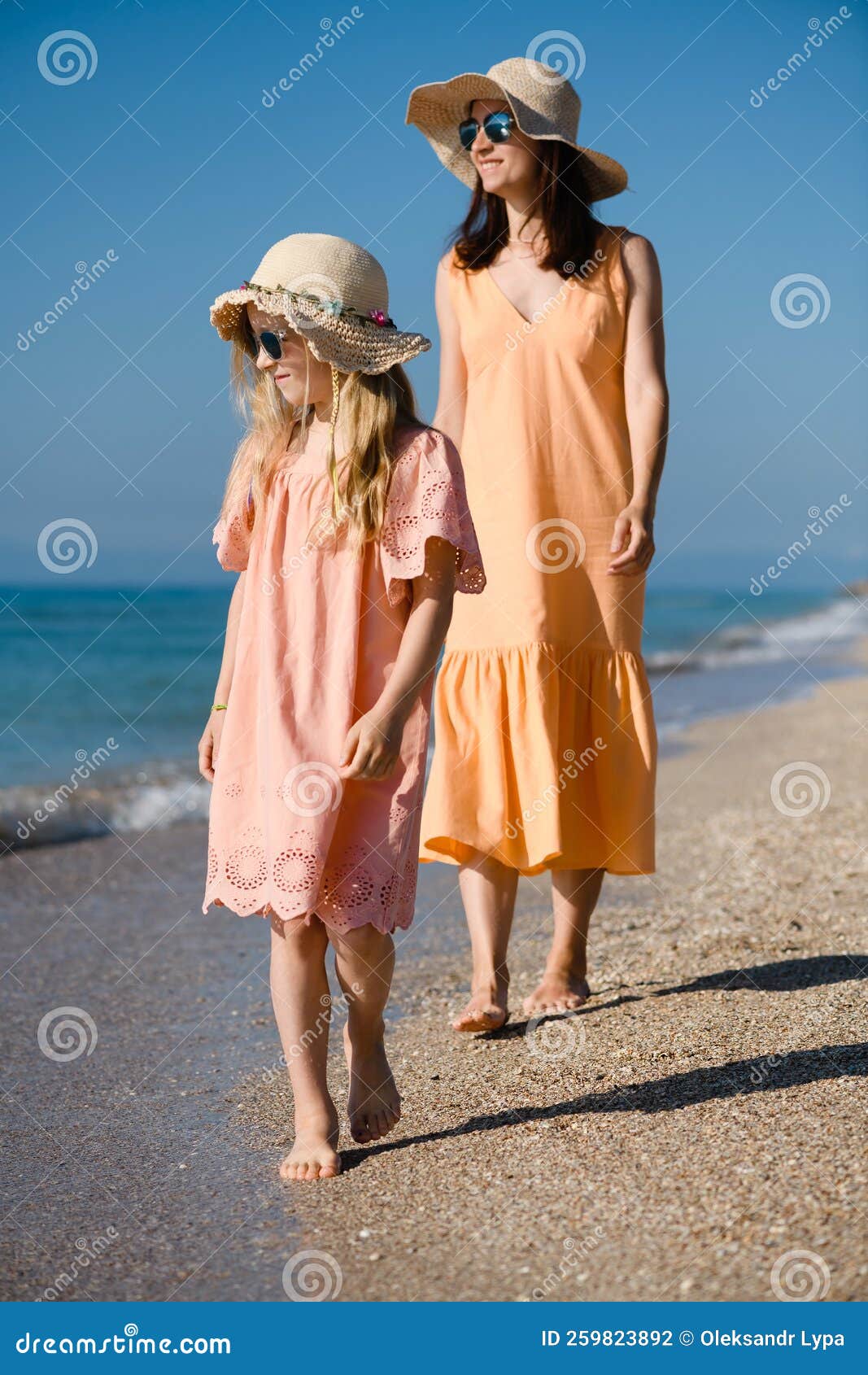 Madre E Hija Caminan En La Playa Por La Foto de archivo - Imagen de maternidad, cabrito: 259823892