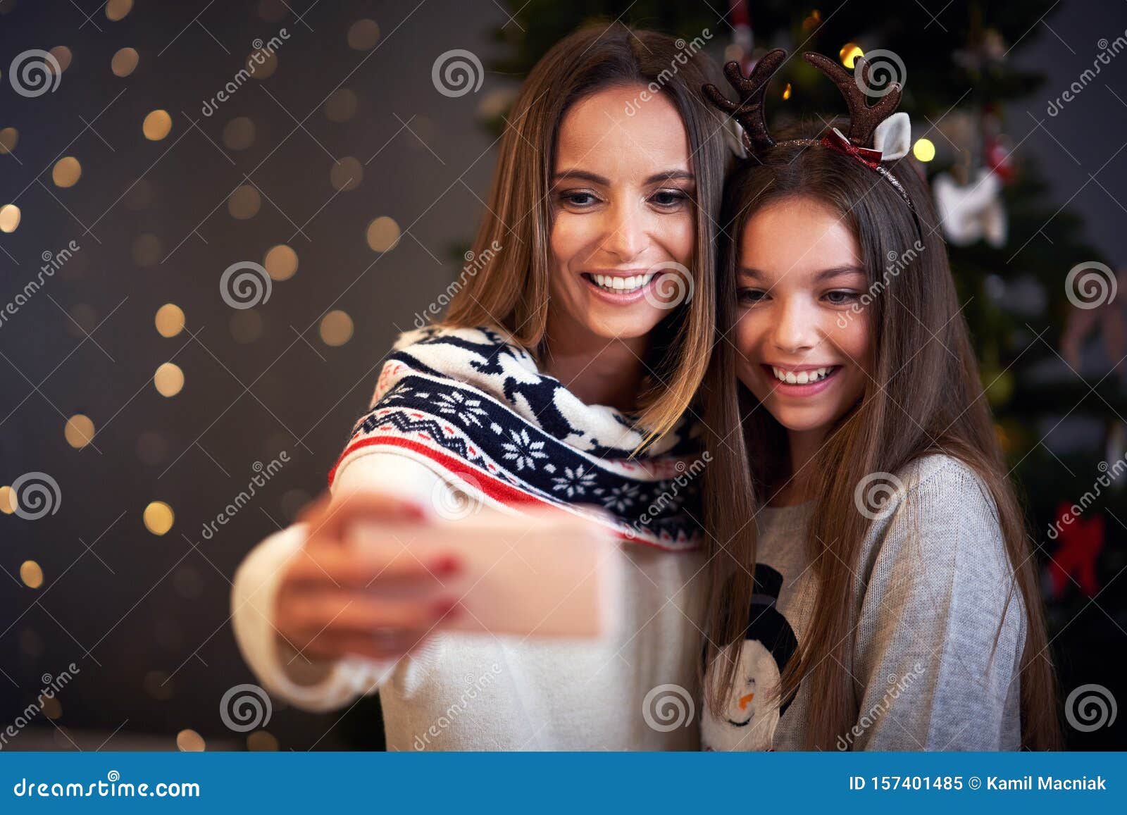 Madre E Hija Celebrando Navidad En Casa Y Tomando Selfie Imagen De Archivo Imagen De Navidad