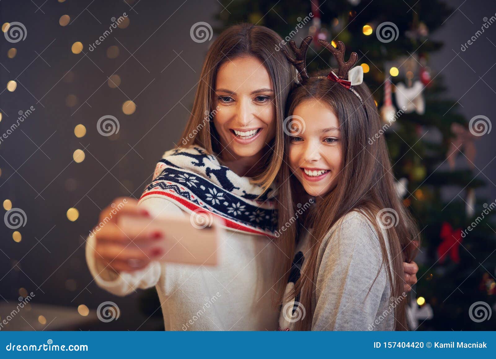 Madre E Hija Celebrando Navidad En Casa Y Tomando Selfie Foto De Archivo Imagen De Gente Hija