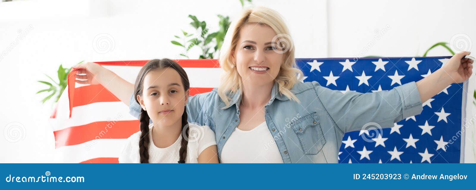 Madre E Hija Con Bandera Estadounidense. Imagen de archivo Imagen de