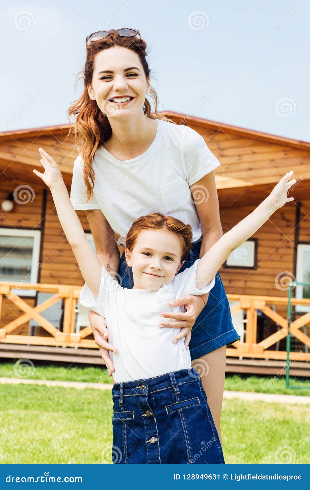 Establecimiento Prestador Mareo Madre E Hija En Las Camisetas Blancas Delante De Imagen de archivo - Imagen  de sonriente, feliz: 128949631