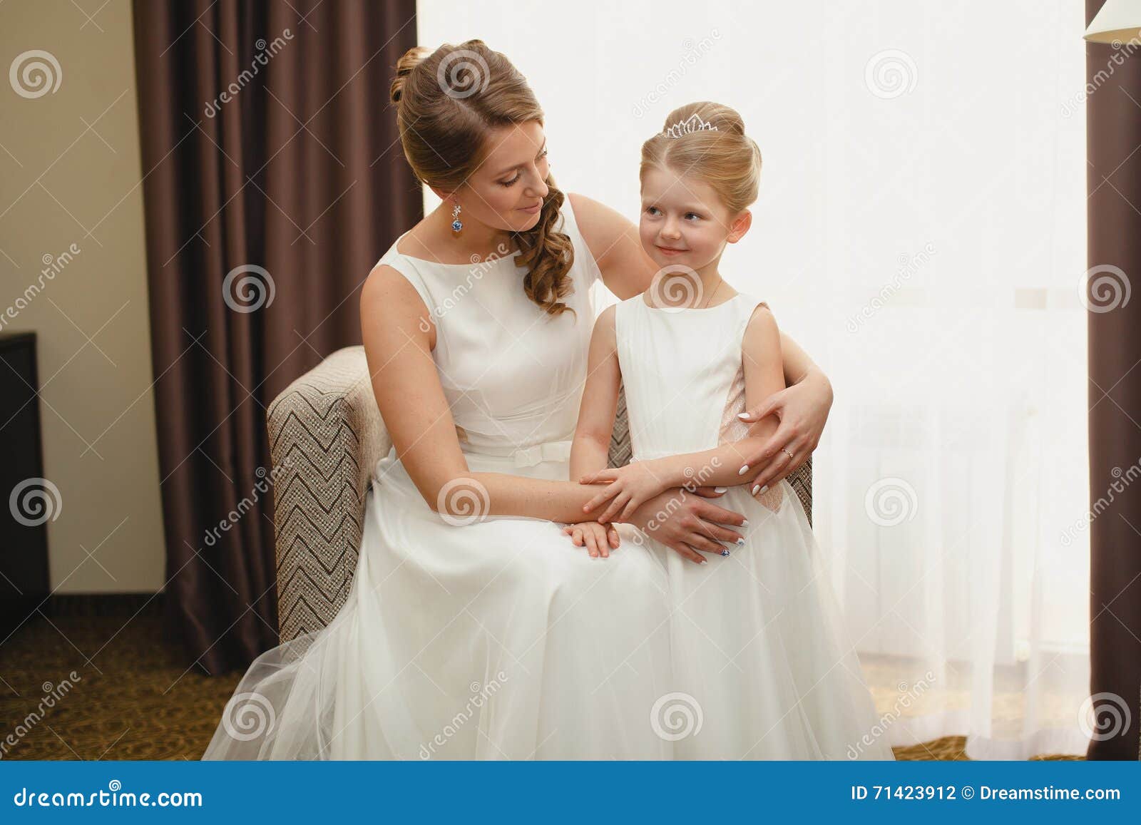 Madre E Hija En Los Mismos Vestidos De Boda Foto de archivo - Imagen de hija, maquillaje: 71423912 Madre E Hija En Los Mismos Vestidos De Boda Foto de archivo - Imagen de hija, maquillaje: 71423912