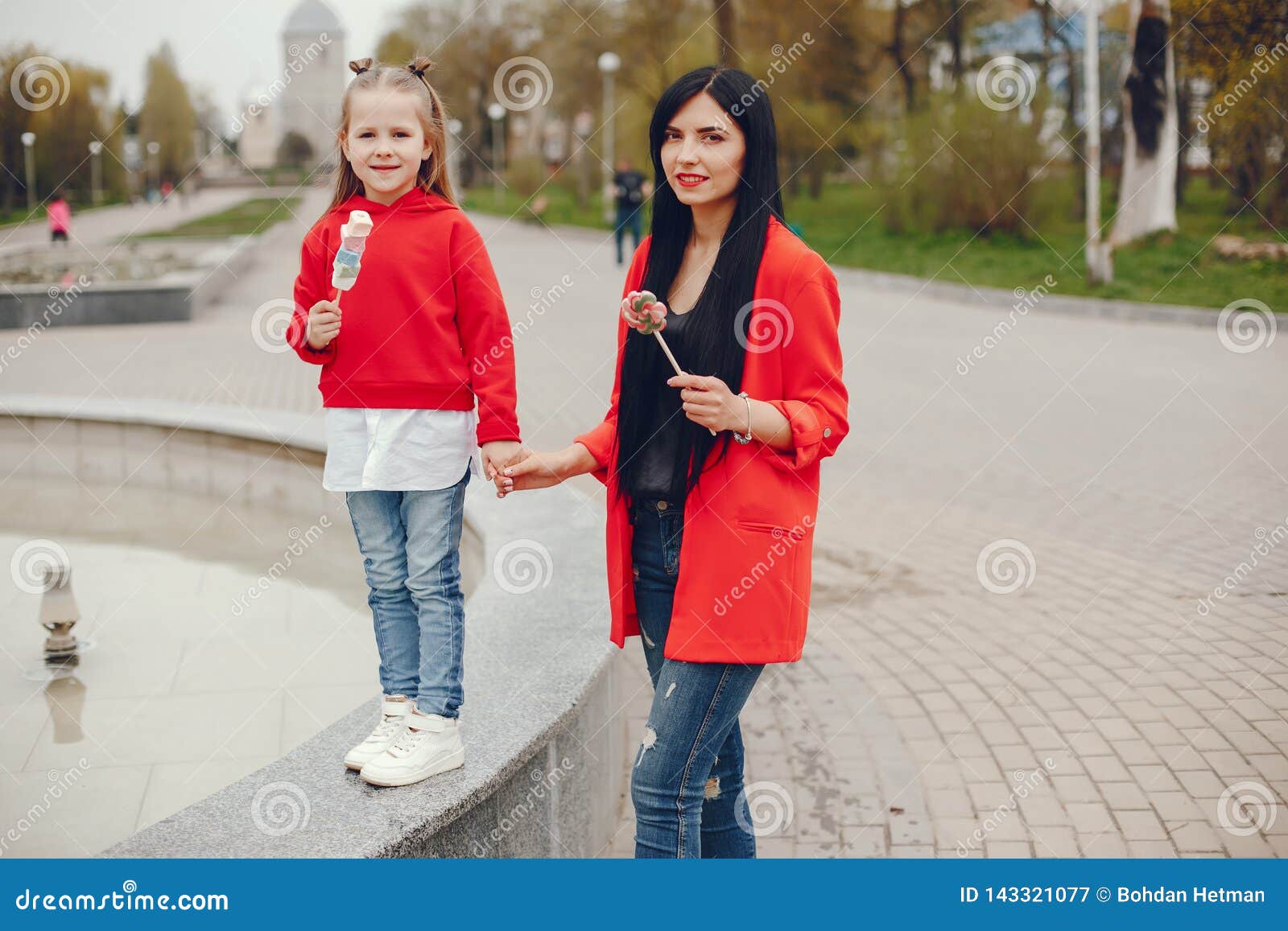Madre e hija en un parque imagen de Imagen - 143321077