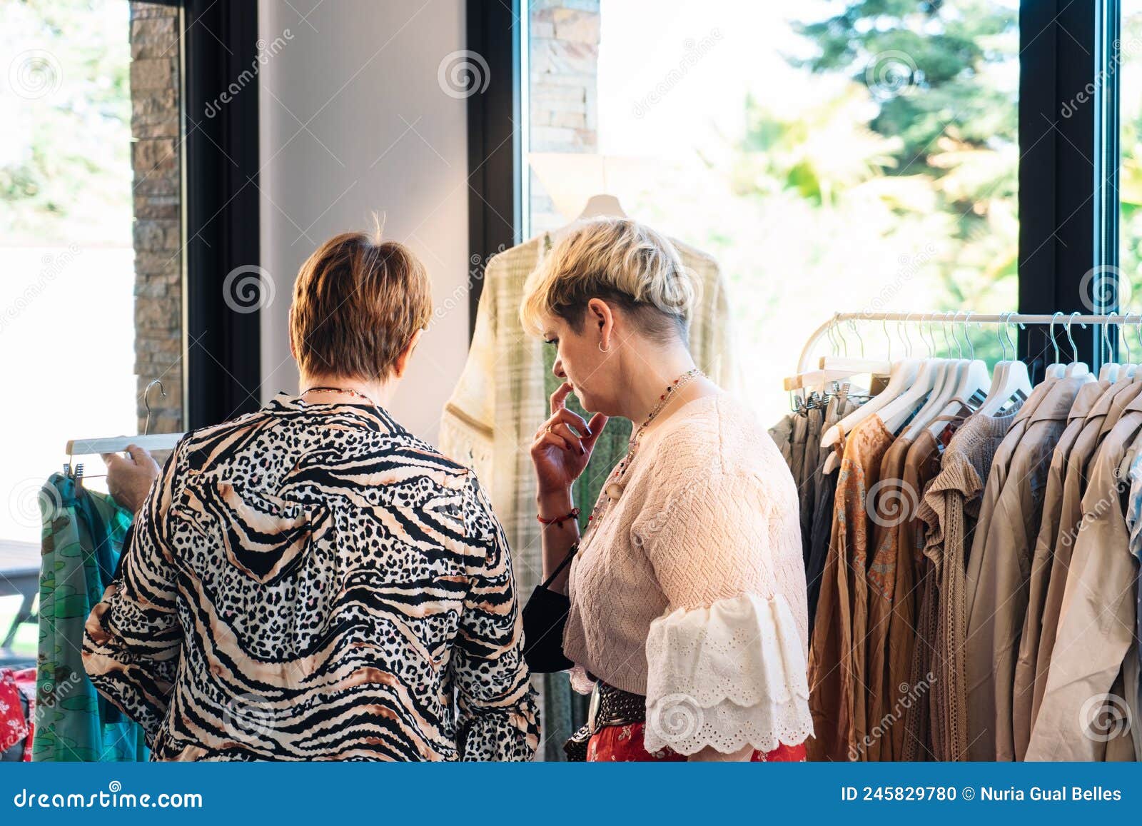 Madre E Hija En Una Tienda De Moda Comprando Ropa. Concepto De Compra Foto  de archivo - Imagen de disfrute, hembras: 245829780