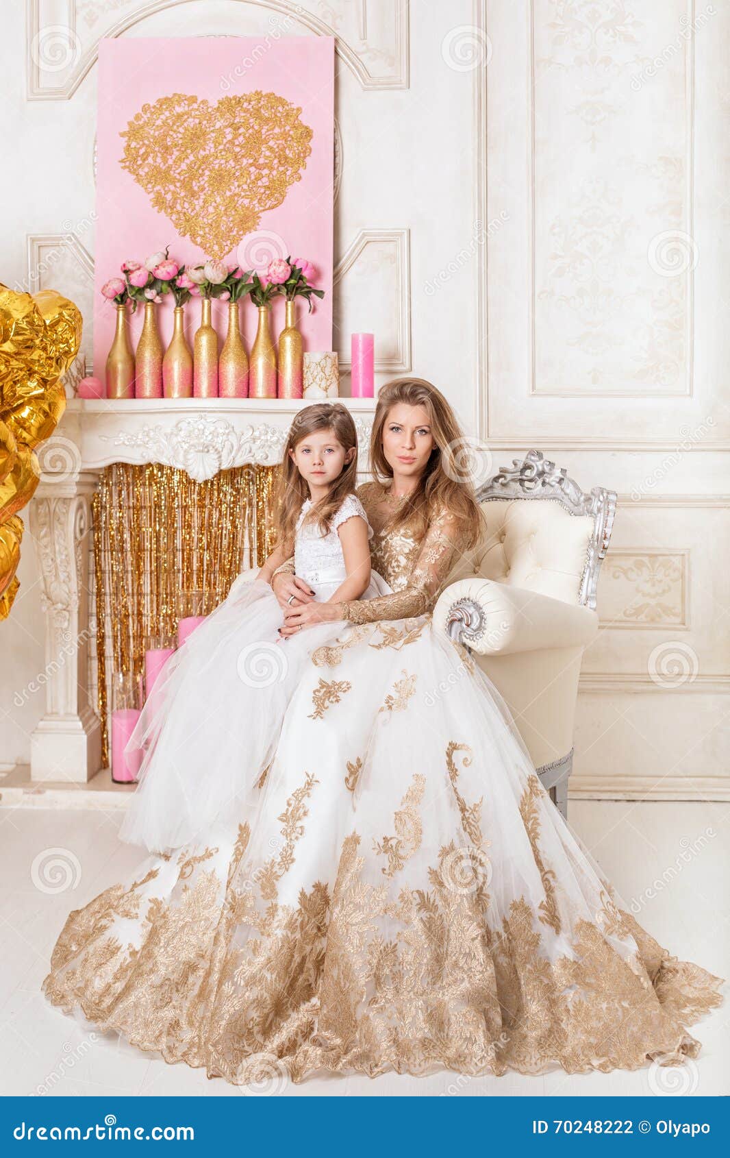 Madre E Hija En Vestido De Hermoso Foto de archivo - europeo, interior: 70248222