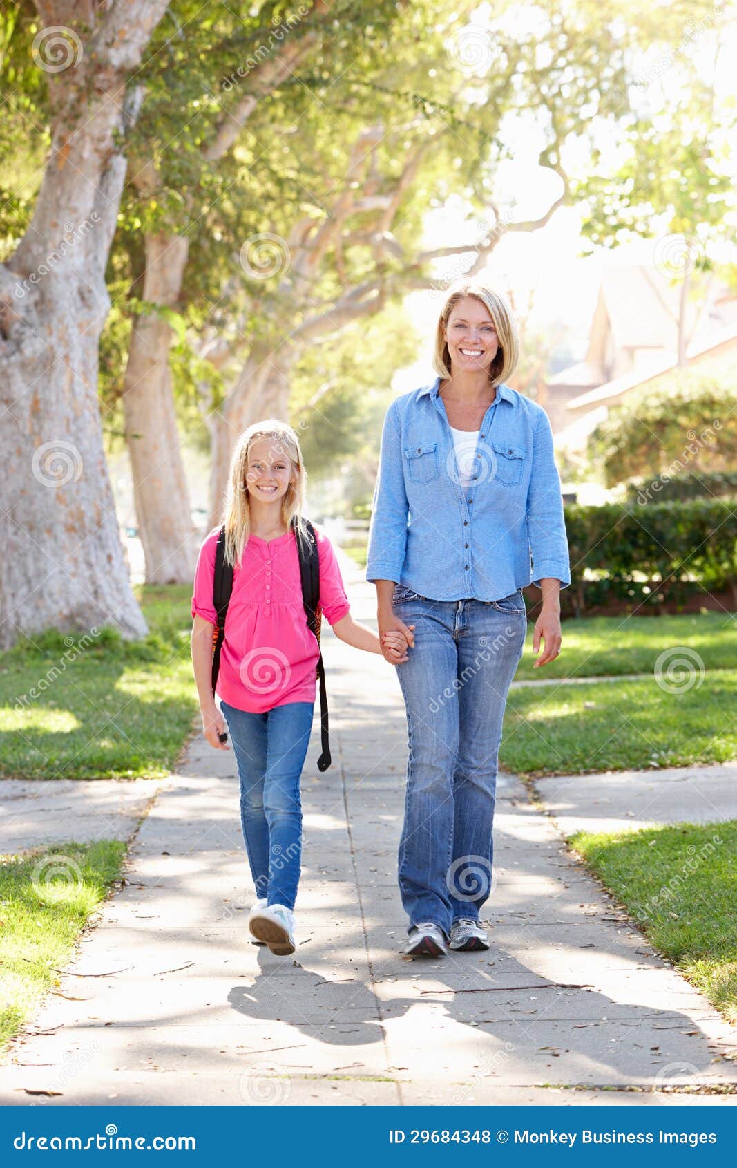 Madre E Hija Que Caminan A La Escuela En La Calle Suburbana Foto ...