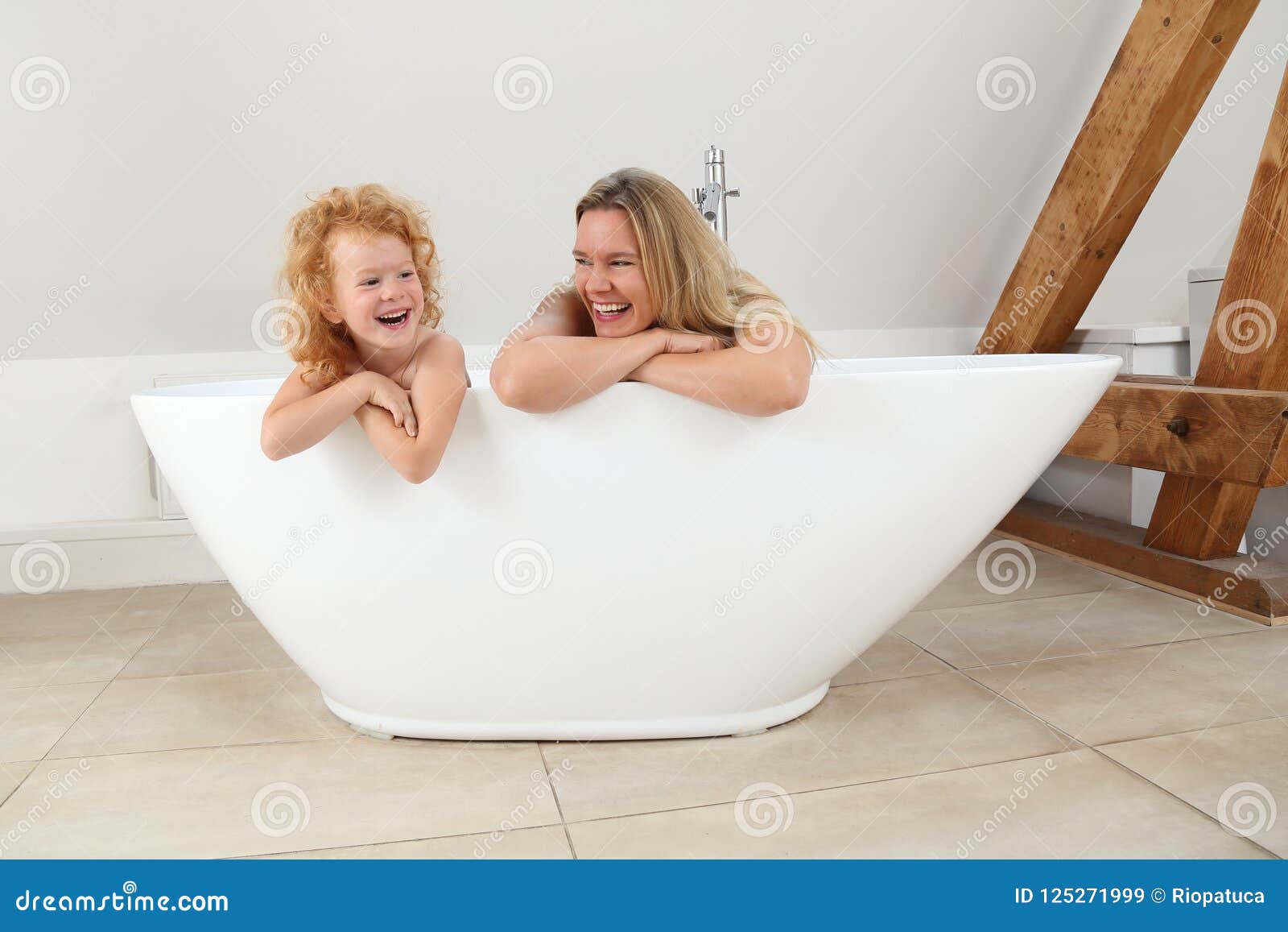 Зрелая мамы в ванне. Teen ванна дочь. Mother with the daughter in a Bathtub. Дочь рассматривает.