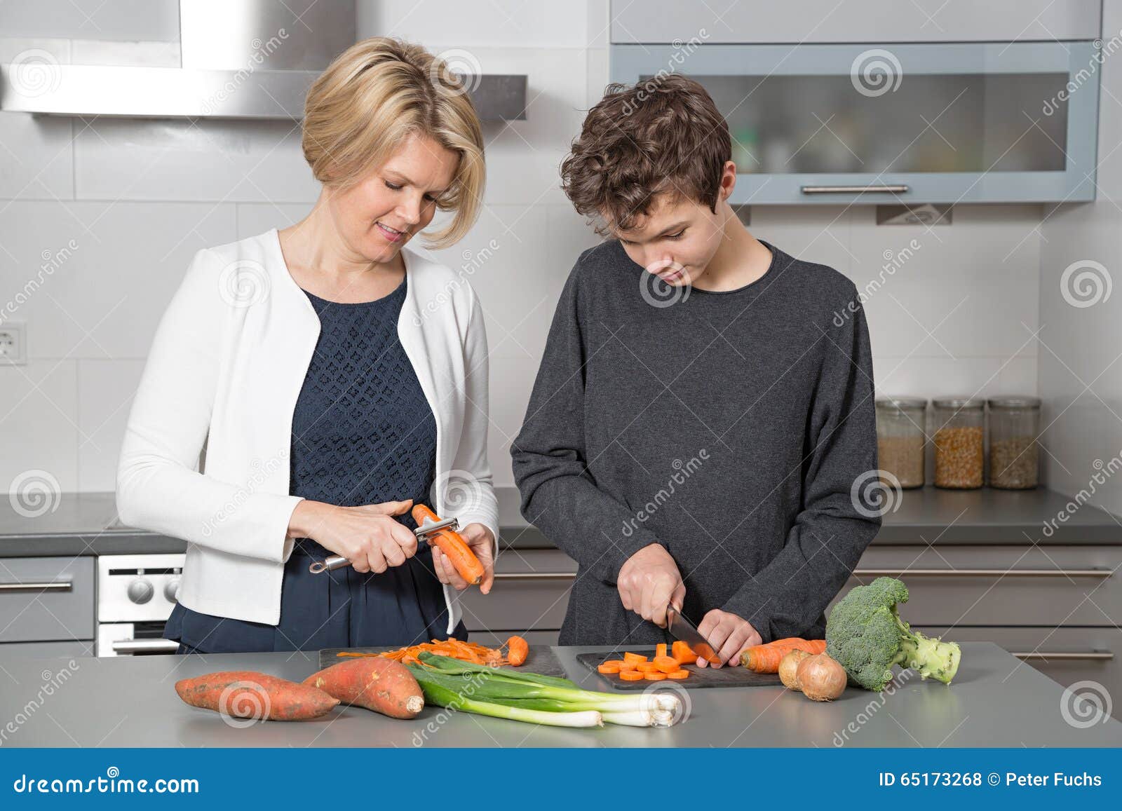 madre e hijo follando en la cocina