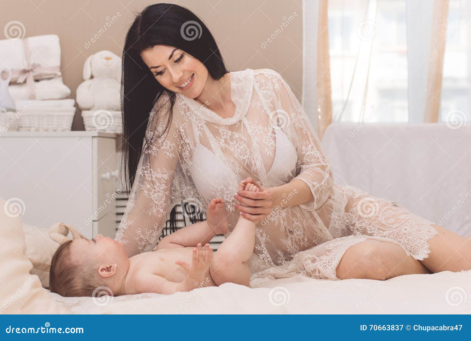 Madre Feliz Con El Hijo Desnudo En Casa Imagen de archivo - Imagen de  hermoso, feliz: 70663837