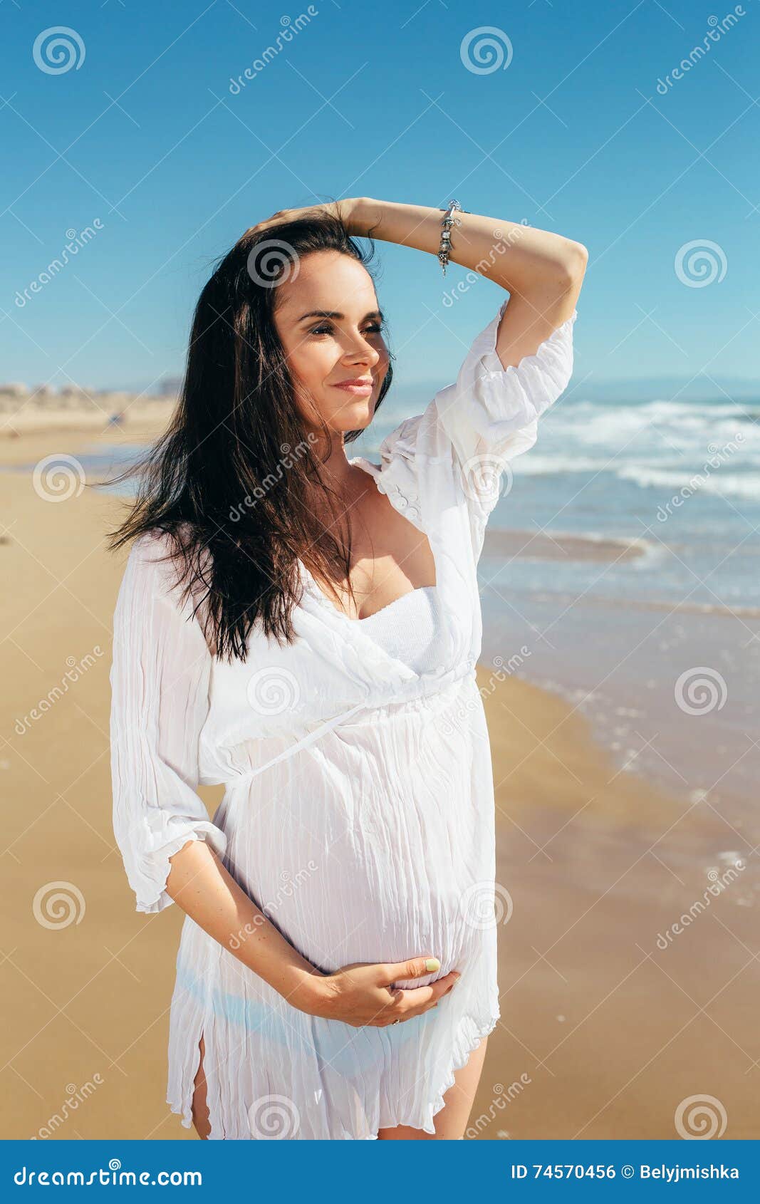 Madre Joven Futura En Un Vestido Blanco En La Playa Foto de archivo -  Imagen de vientre, verano: 74570456