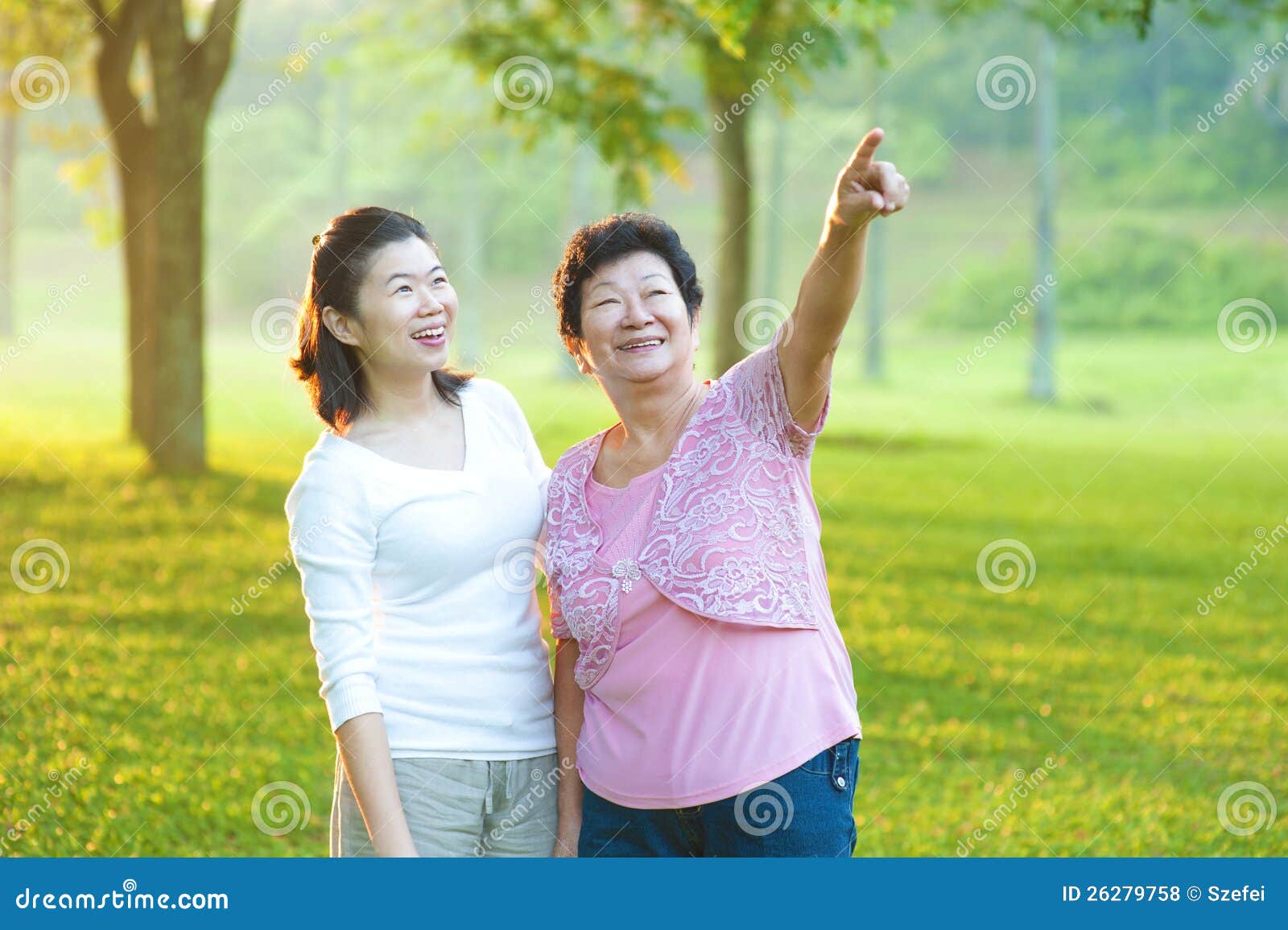 Мамы и дочери азиатка. Мама и дочка Азия. Девушка с пожилыми родителями азиаты. Китайская женщина с дочкой Возраст. Мама и дочь картинки азиаты.