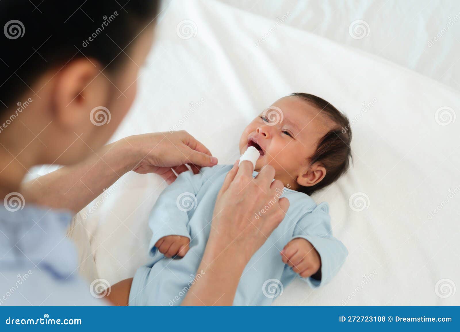 Cómo limpiar la lengua de un bebé recién nacido?