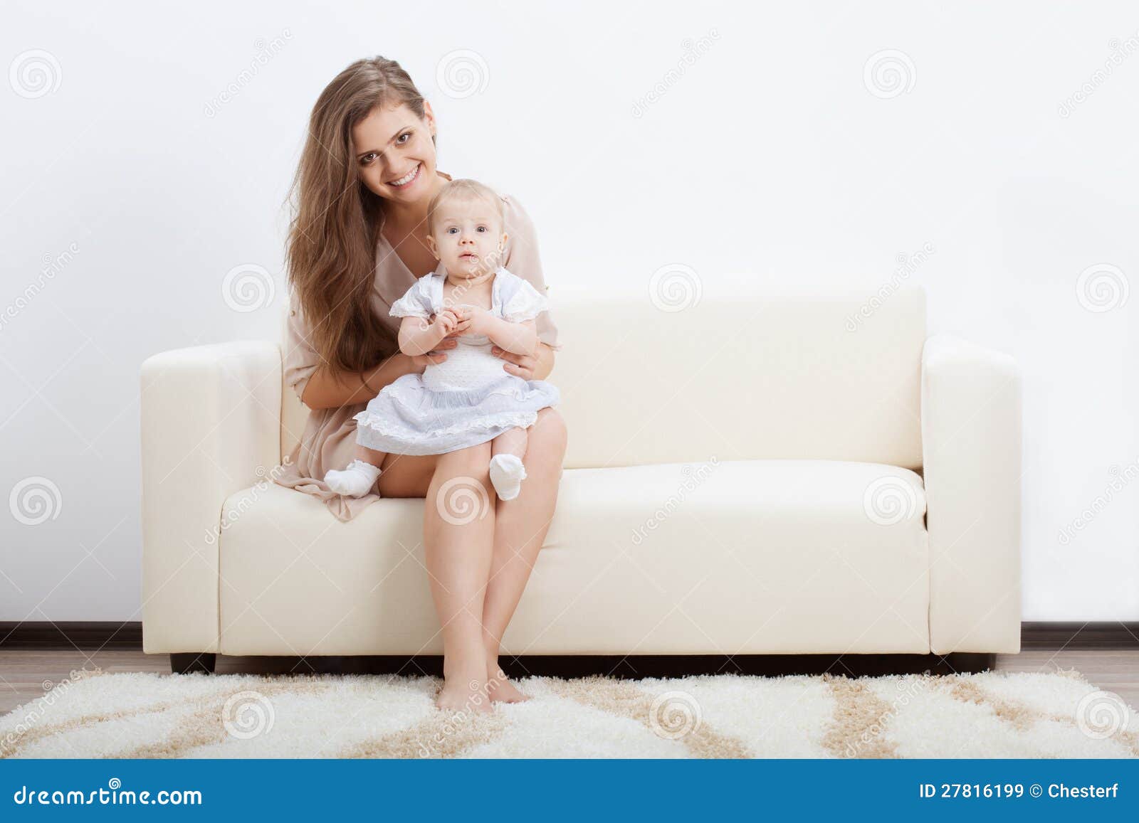 Madre y bebé en el sofá imagen de archivo. Imagen de mirando - 27816199