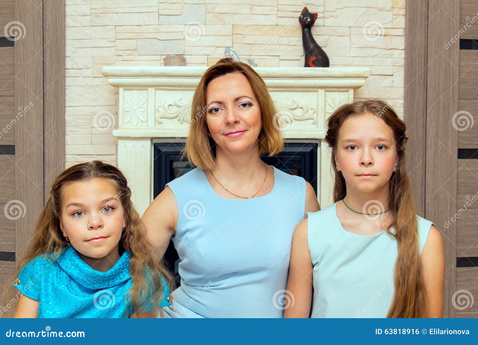 Madre Y Sus Dos Hijas Retrato De La Familia Foto De Archivo Imagen De Hija Mirando 63818916 8620