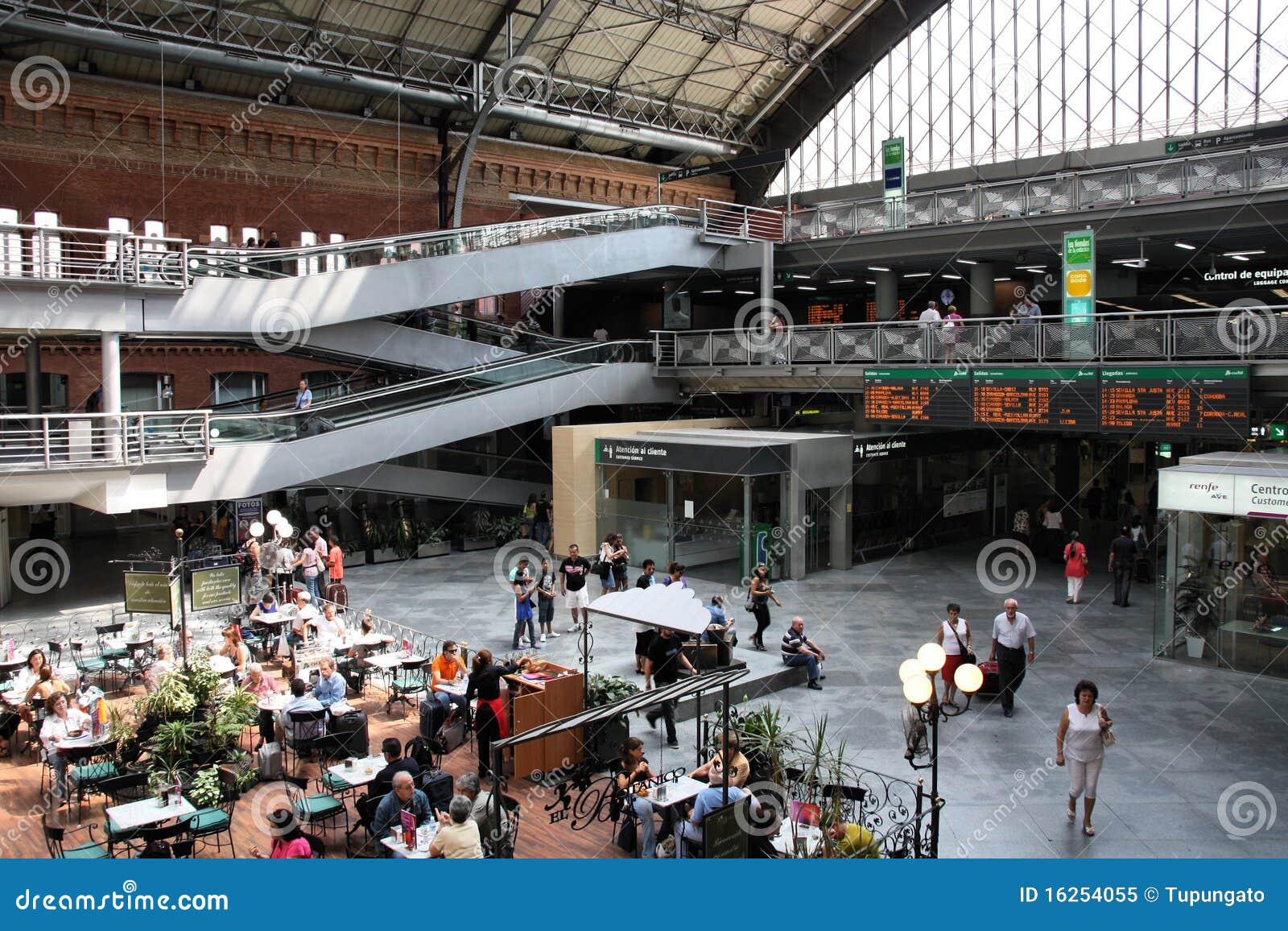 Madrid Atocha editorial image. Image of spanish, interior 16254055
