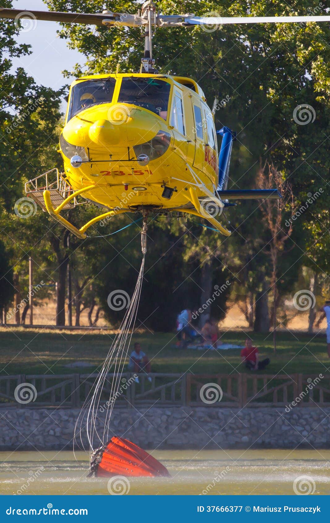 MADRI, ESPANHA - 3 DE AGOSTO: Ateie Fogo Ao Helicóptero Pesado Do  Salvamento Com Cubeta De água, Vá a Um Fogo No Madri O 3 De Agos Fotografia  Editorial - Imagem de luta, queimadura: 37666882