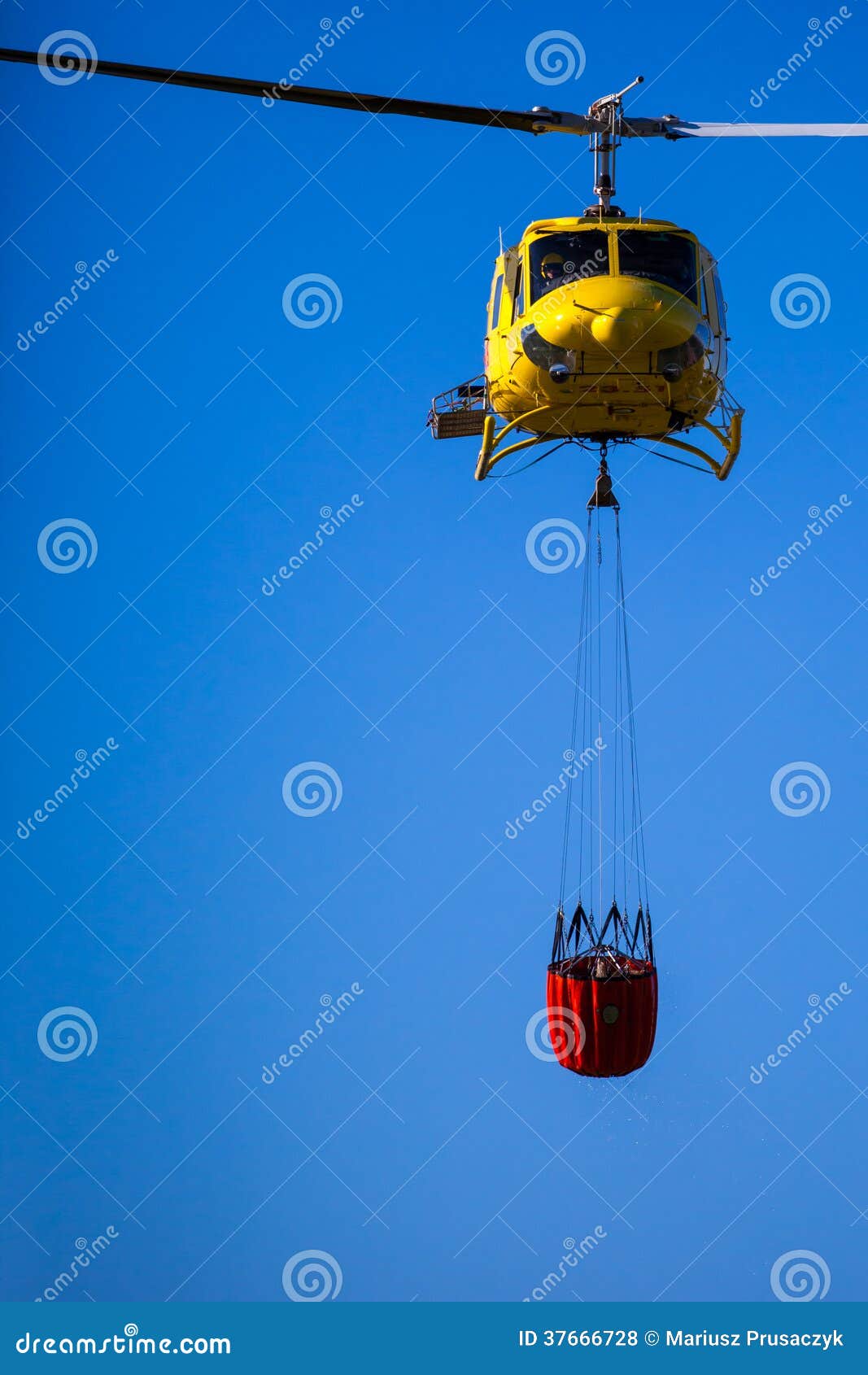 MADRI, ESPANHA - 3 DE AGOSTO: Ateie Fogo Ao Helicóptero Pesado Do  Salvamento Com Cubeta De água, Vá a Um Fogo No Madri O 3 De Agos Fotografia  Editorial - Imagem de luta, queimadura: 37666882