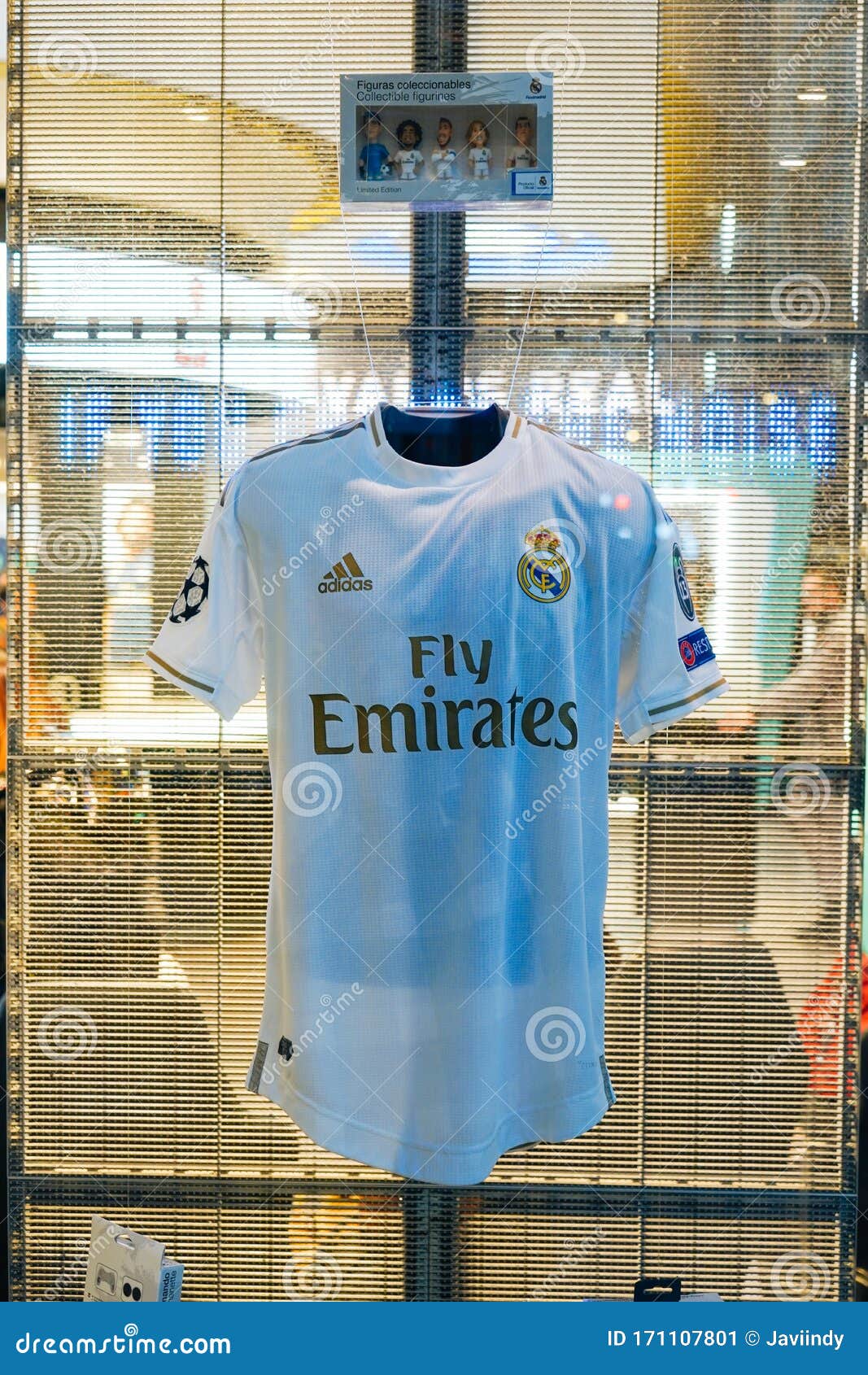 MADRID, ESPAÑA - 26 DICIEMBRE DE 2020: Tienda De Ropa Oficial editorial - Imagen de liga, negocios: 171107801