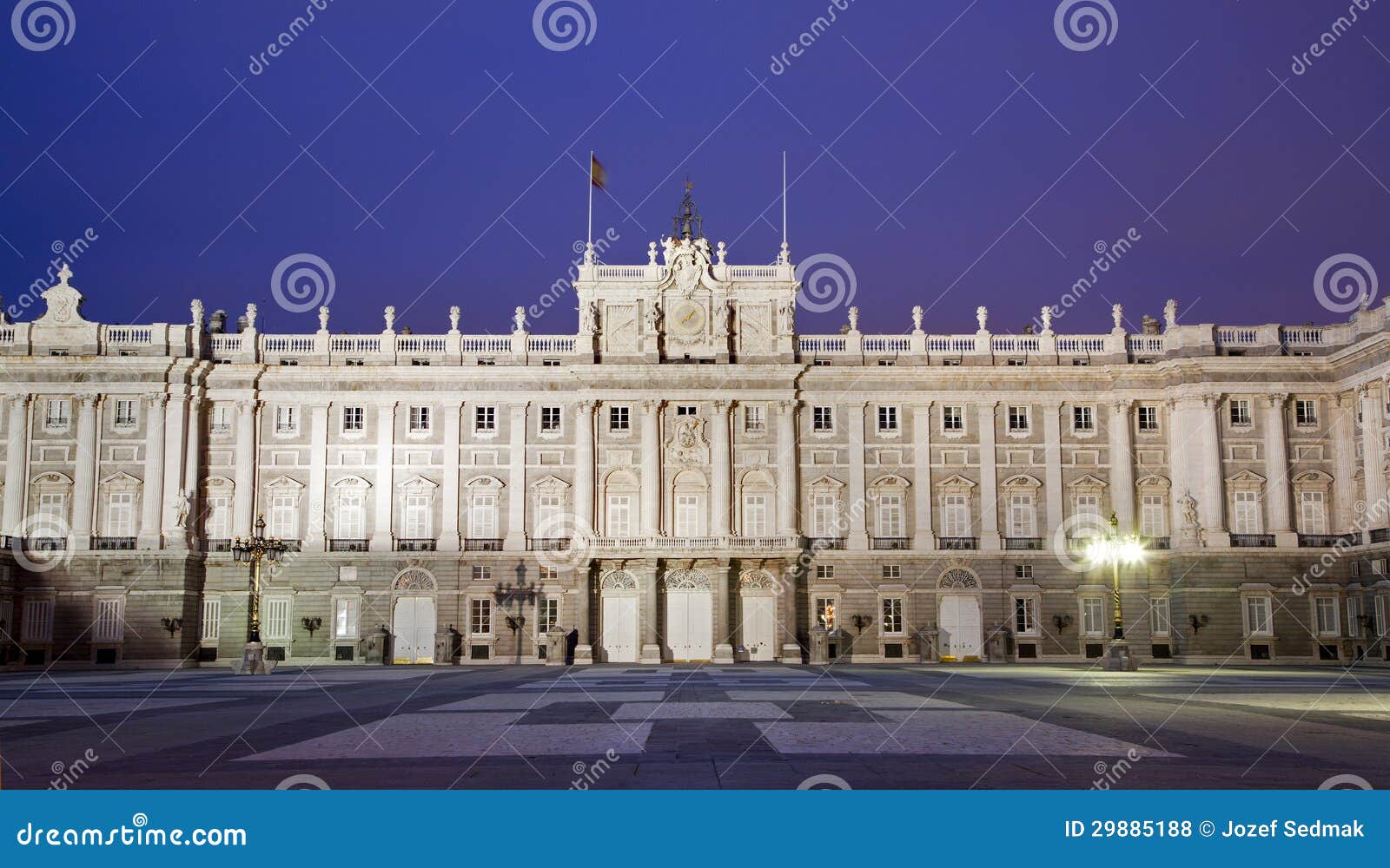 Madrid - facciata orientale di Palacio reale nel dask. Madrid - facciata orientale di Palacio reale o del palazzo reale costruito fra gli anni 1738 e 1755 nel crepuscolo nel 10 marzo 2013 a Madrid.
