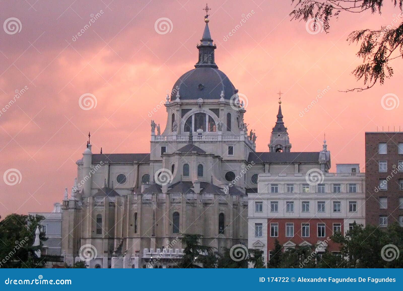 Madrid Royal Palace Por Por Do Sol Foto de Stock - Imagem de latina