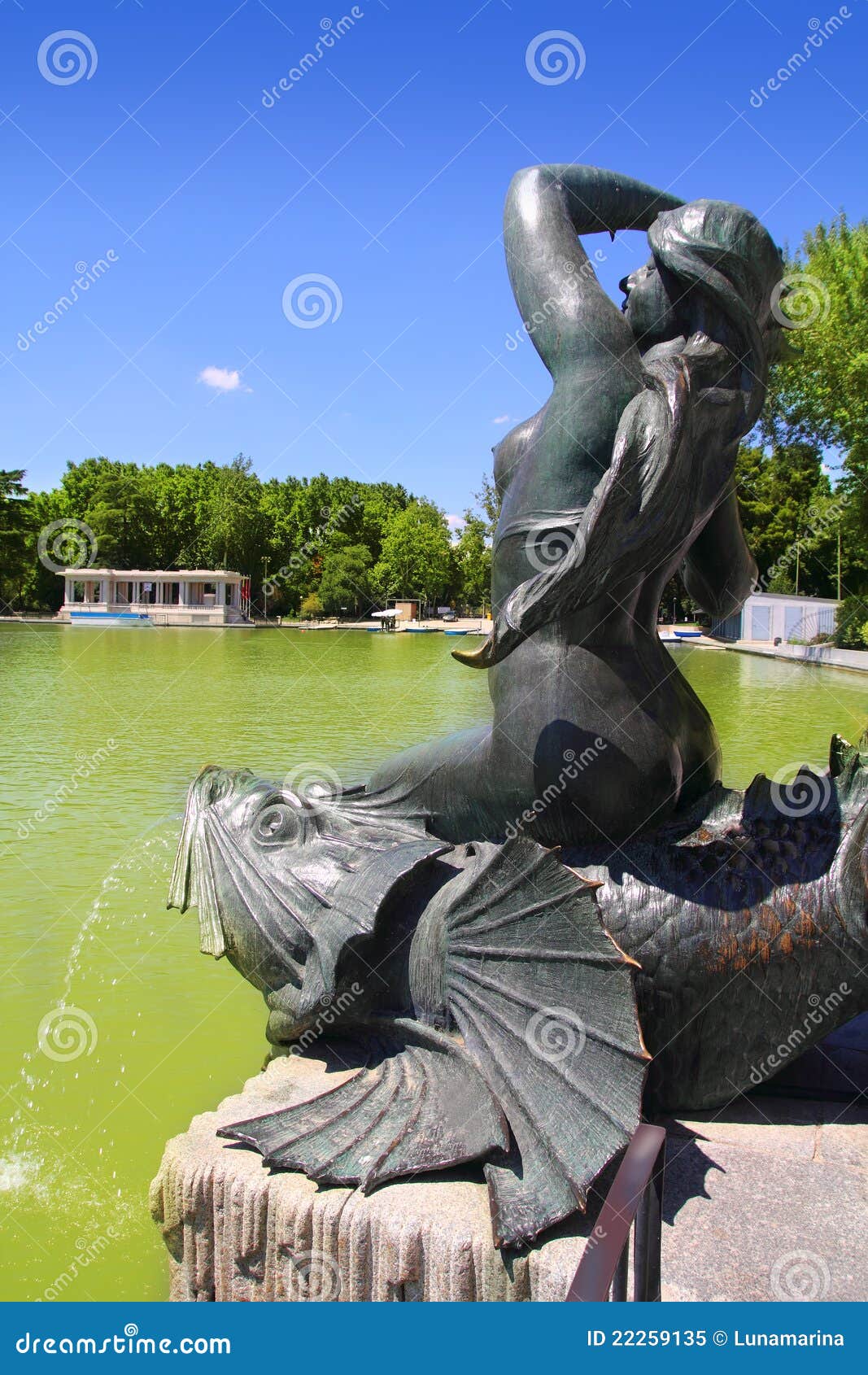 madrid sirena sobre pez mermaid statue in retiro