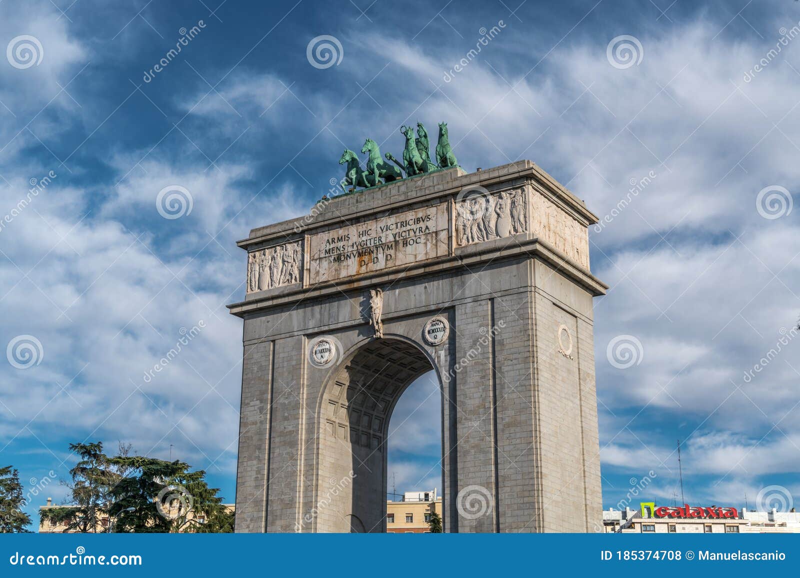 arco de la victoria triumphal arch to commemorate 1936 victory of bando nacional troops against republicans in spanish civil war