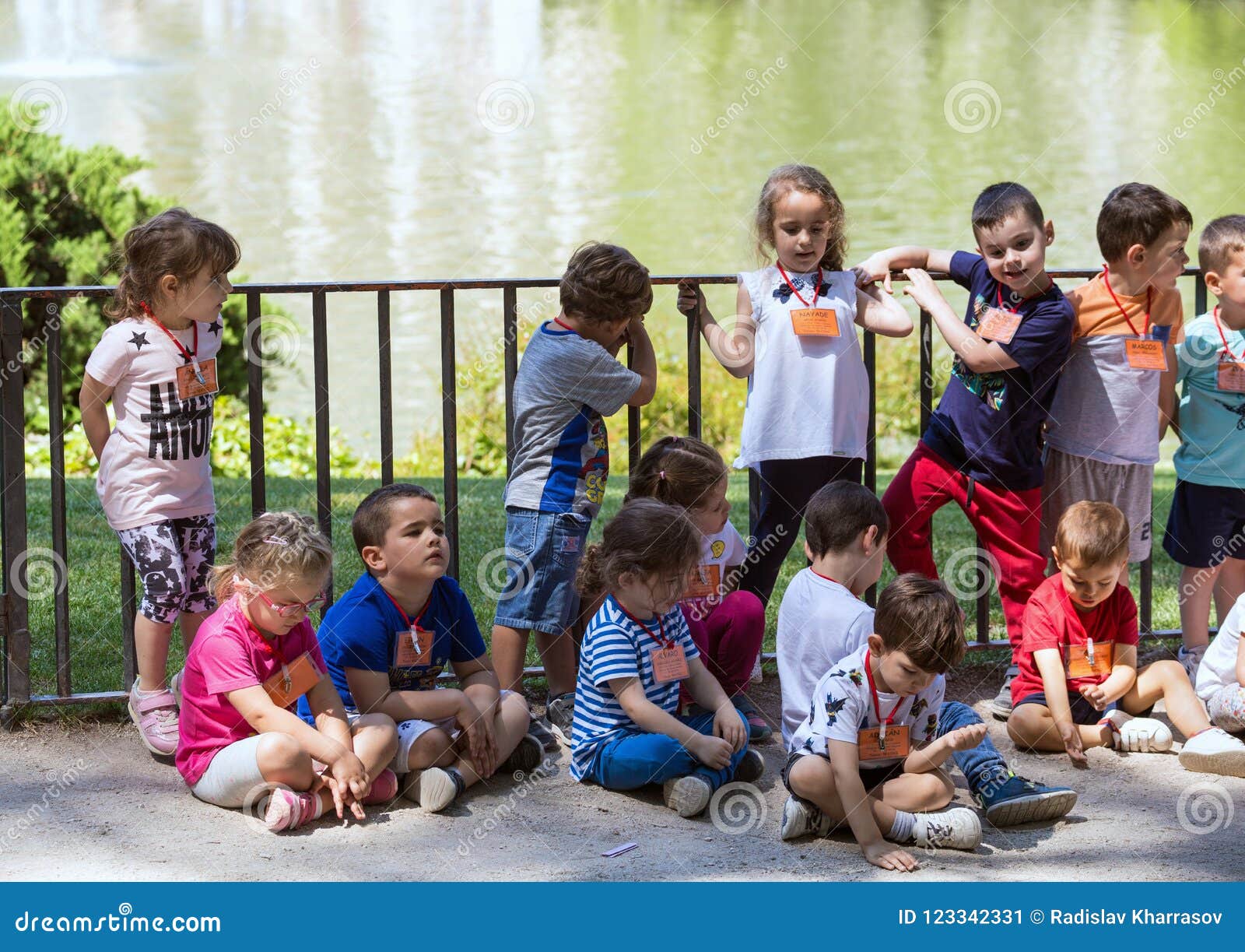 2017 05 31, Madrid, Spanien Gruppe Kinder Im MadridPark Kinder Durch