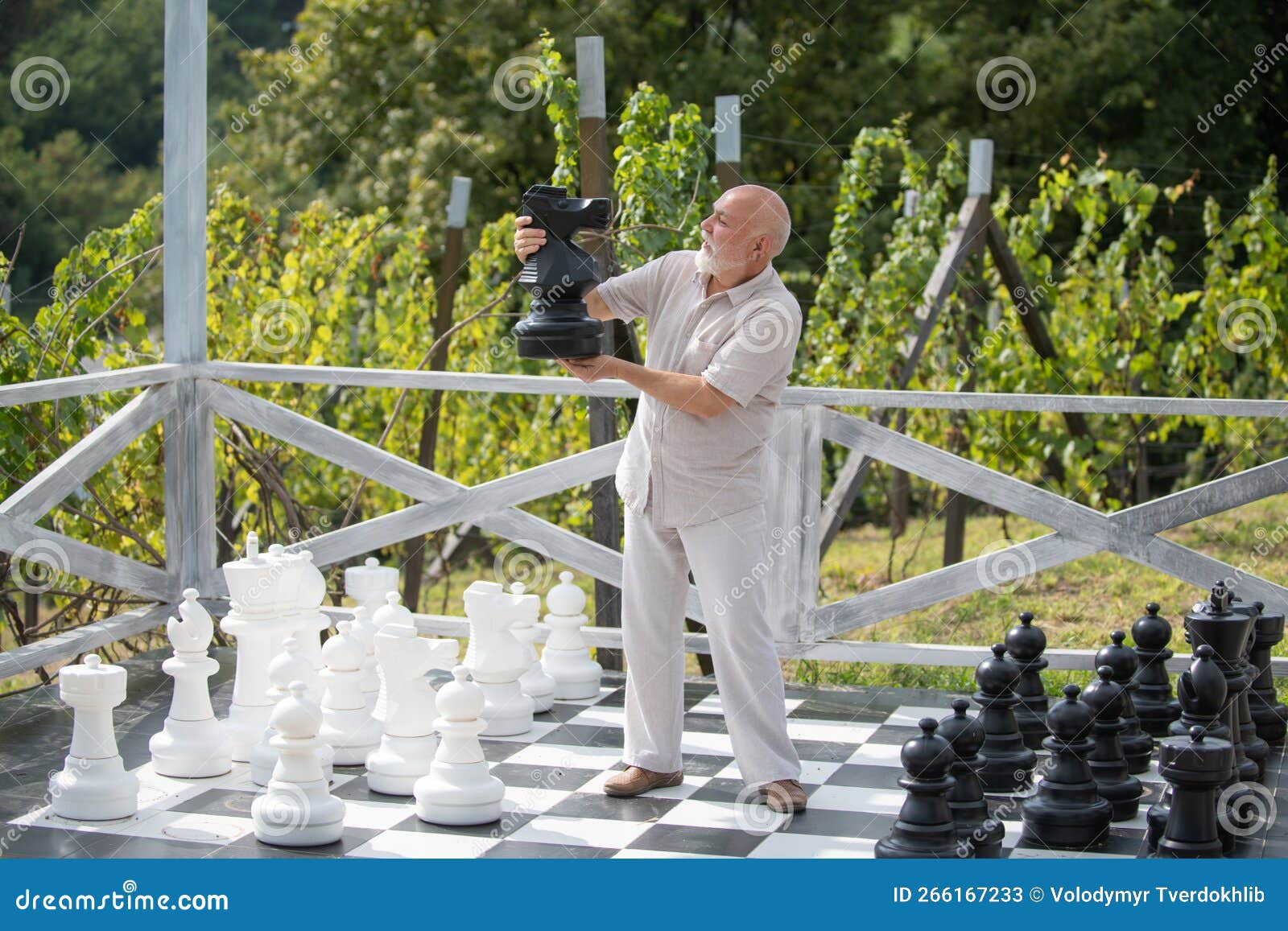Grande mestre de terno jogando xadrez