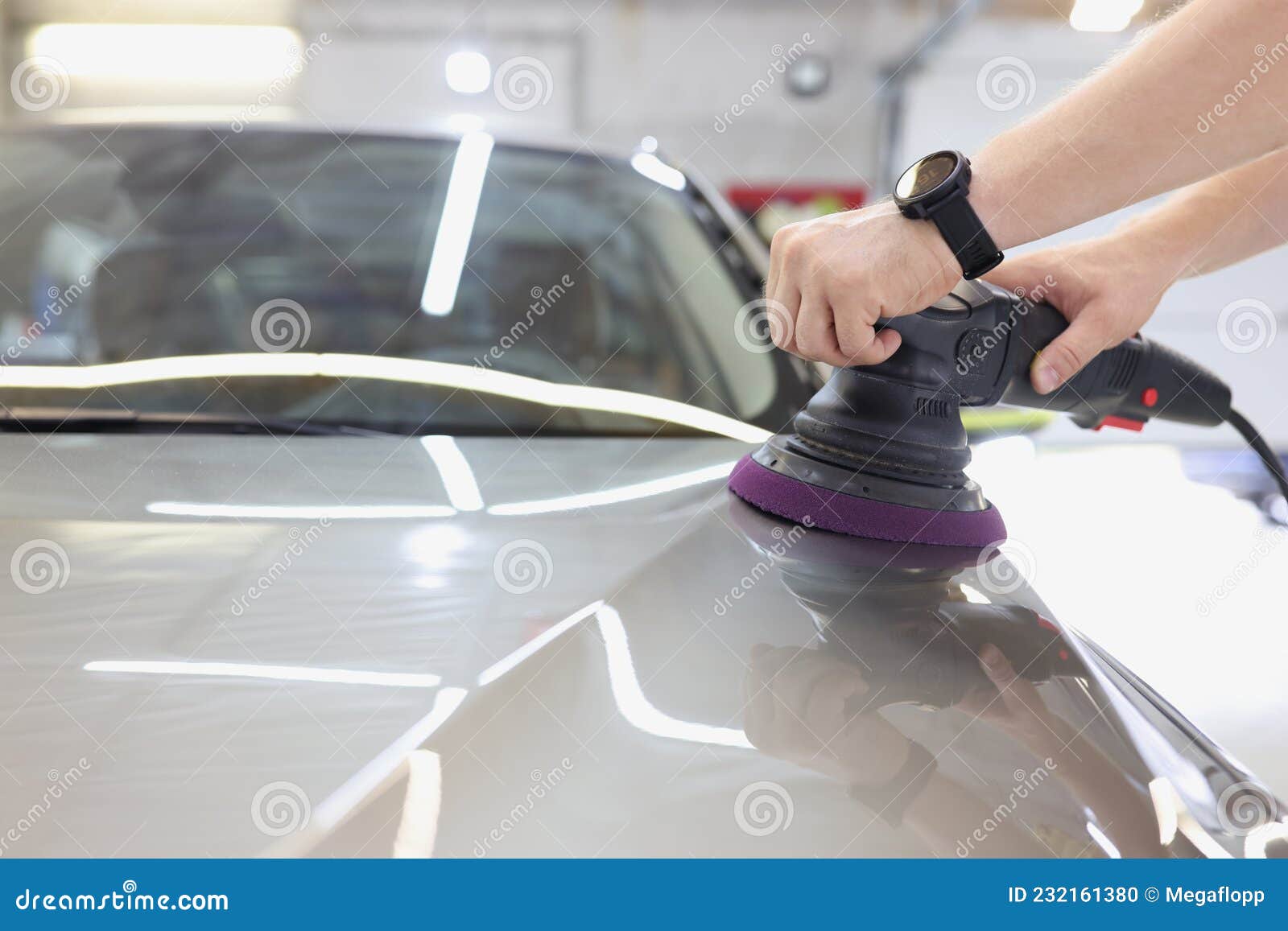 Maestría Pulir El Cuerpo Del Coche Con Máquina De Pulir Foto de archivo -  Imagen de gente, manos: 232161380