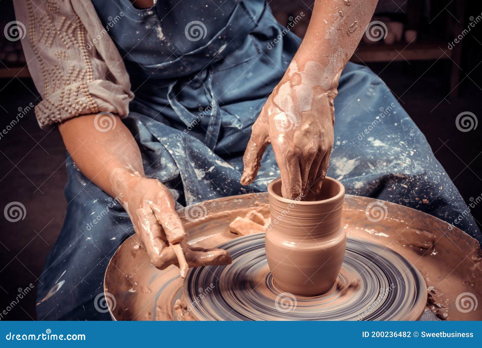 Sitio de Previs sopa Cardenal Maestro Artesano De La Fabricación De La Olla De Cerámica En La Rueda De La Cerámica Concepto De Mujer En El Trabajo Independient Foto de archivo - Imagen de humano, cerrojo: 200236482 Sitio de Previs sopa Cardenal Maestro Artesano De La Fabricación De La Olla De Cerámica En La Rueda De La Cerámica Concepto De Mujer En El Trabajo Independient Foto de archivo - Imagen de humano, cerrojo: 200236482