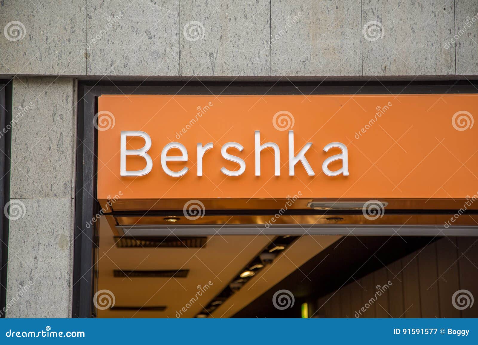 Magasin de Bershka photographie éditorial. Image du mode - 91591577