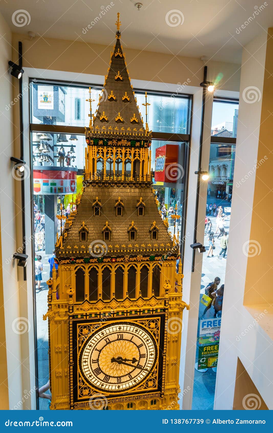 Magasin De Lego à Londres, Angleterre, R-U Image stock éditorial