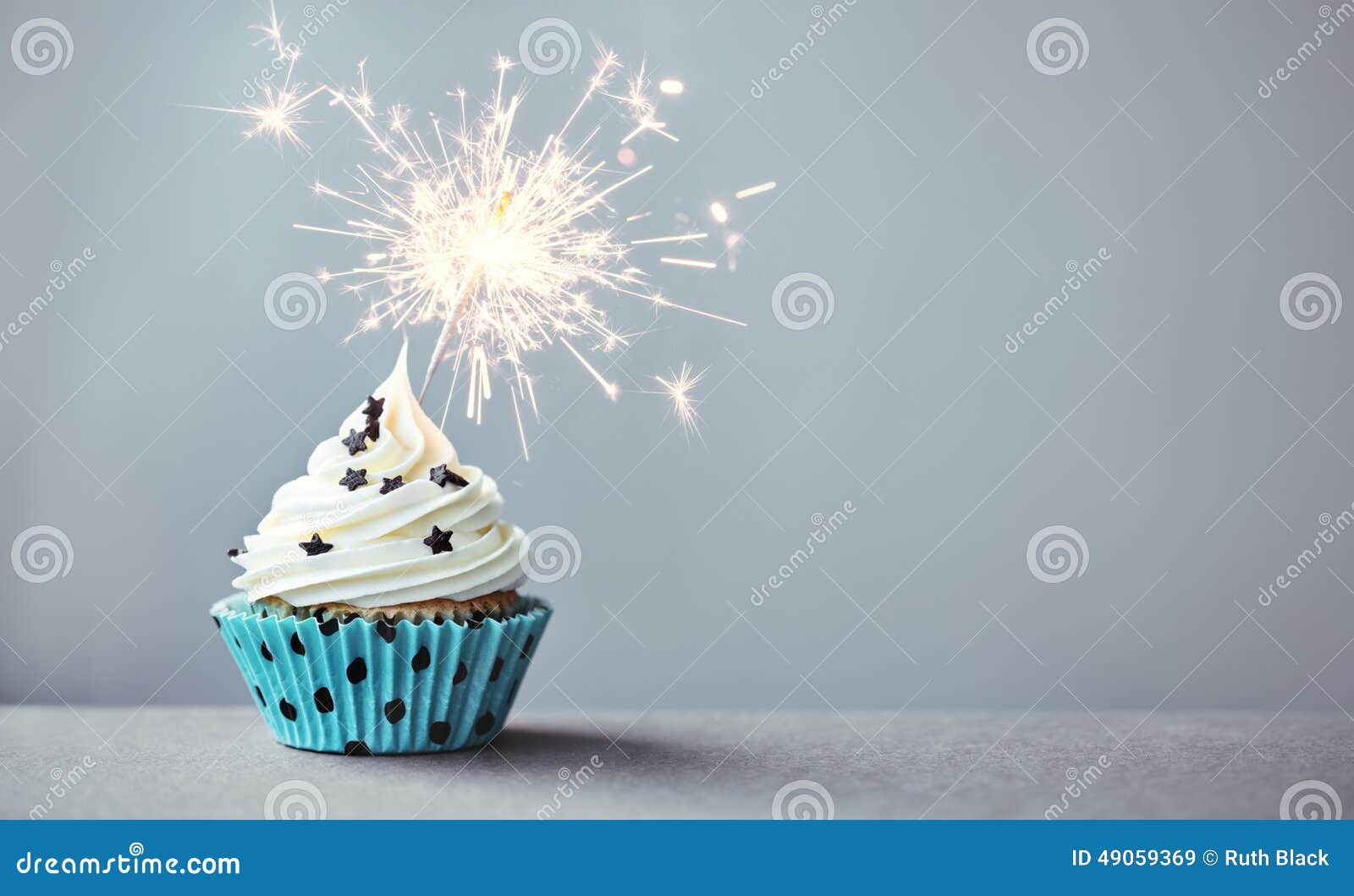 Tortas de cumpleaños con bengala encendida y fondo con banderines rojos  Stock Photo