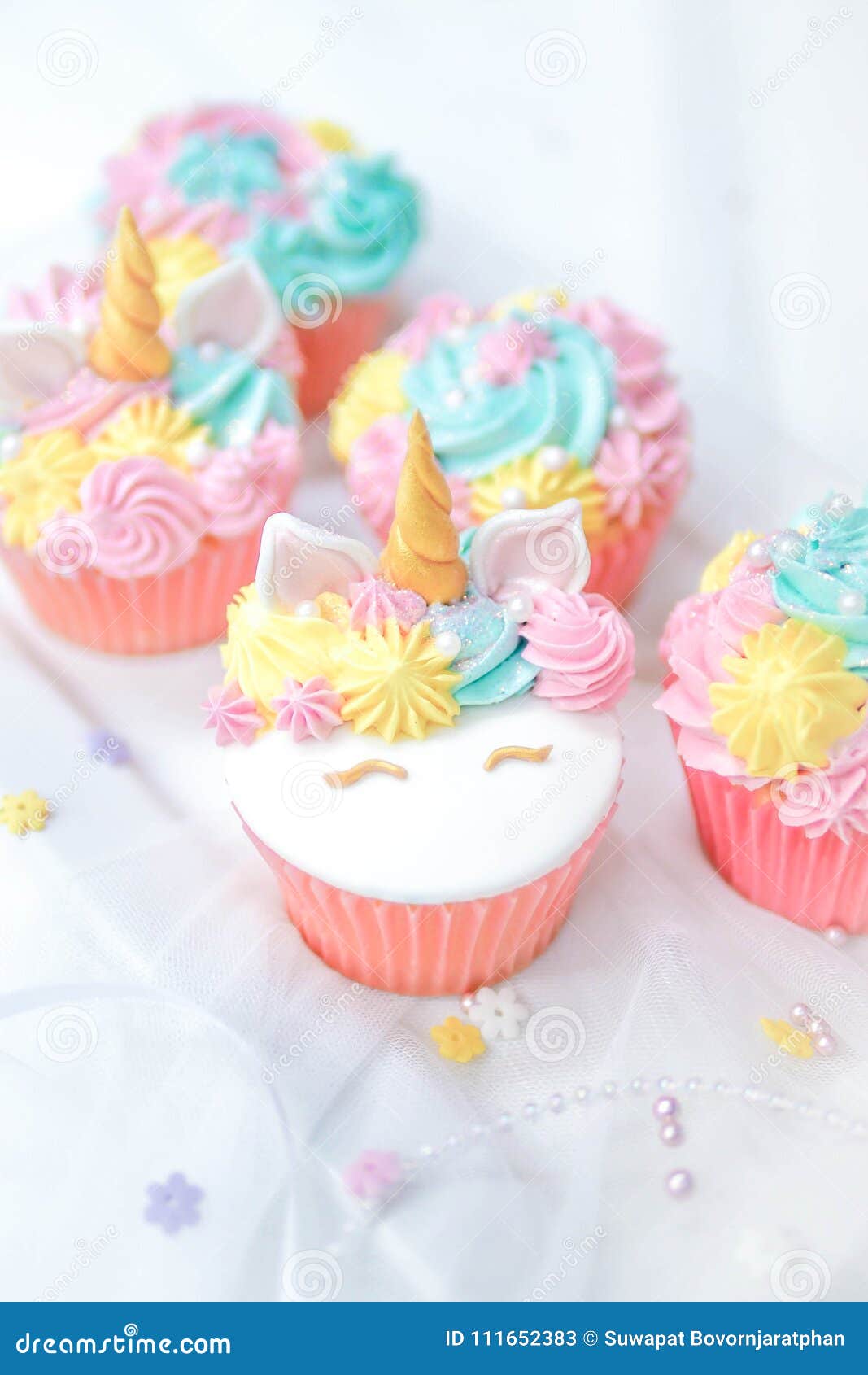 photo Pastel De Unicornio Cuadrado Con Foto https es dreamstime com magdalena del unicornio que hiela con crema en colores pastel de la mantequilla image111652383