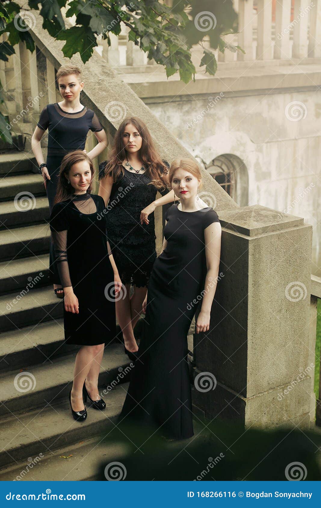 Magníficas Lujosas Mujeres Vestidas De Negro Posando Sonriendo En Las Escaleras Debajo Del árbol En La Ciudad Elegante Fiesta De Foto de archivo - Imagen de poco, sensual: 168266116 Magníficas Lujosas Mujeres Vestidas De Negro Posando Sonriendo En Las Escaleras Debajo Del árbol En La Ciudad Elegante Fiesta De Foto de archivo - Imagen de poco, sensual: 168266116
