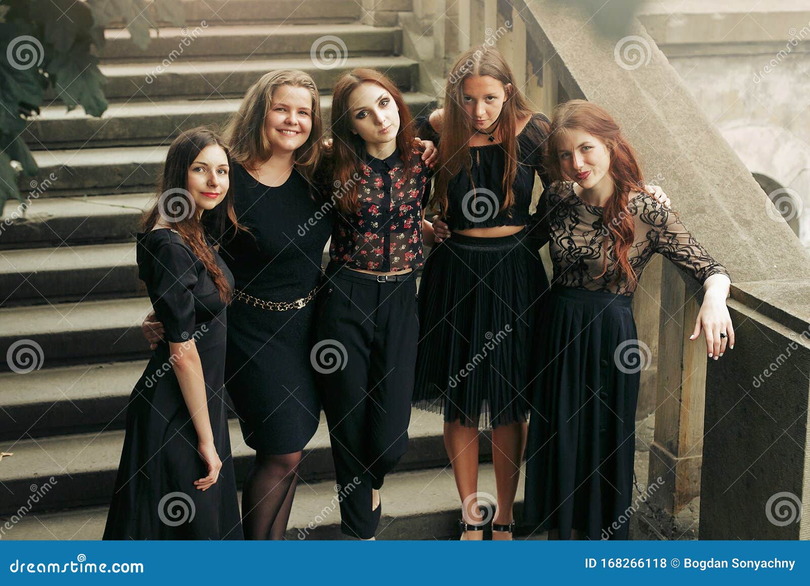 Magníficas Lujosas Mujeres Vestidas De Negro Posando Sonriendo En Las  Escaleras Debajo Del árbol En La Ciudad Elegante Fiesta De Foto de archivo  - Imagen de negro, seductor: 168266118