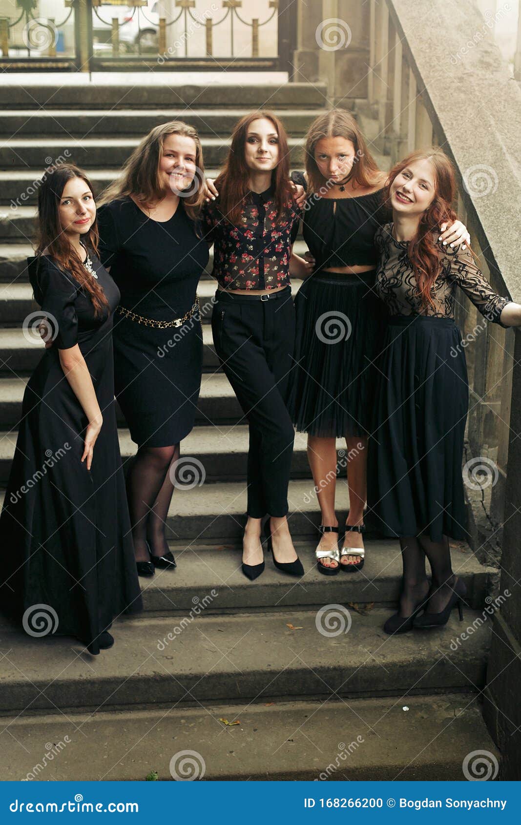 Magníficas Lujosas Mujeres Vestidas De Negro Posando Sonriendo En Las  Escaleras Debajo Del árbol En La Ciudad Elegante Fiesta De Foto de archivo  - Imagen de seductor, belleza: 168266200