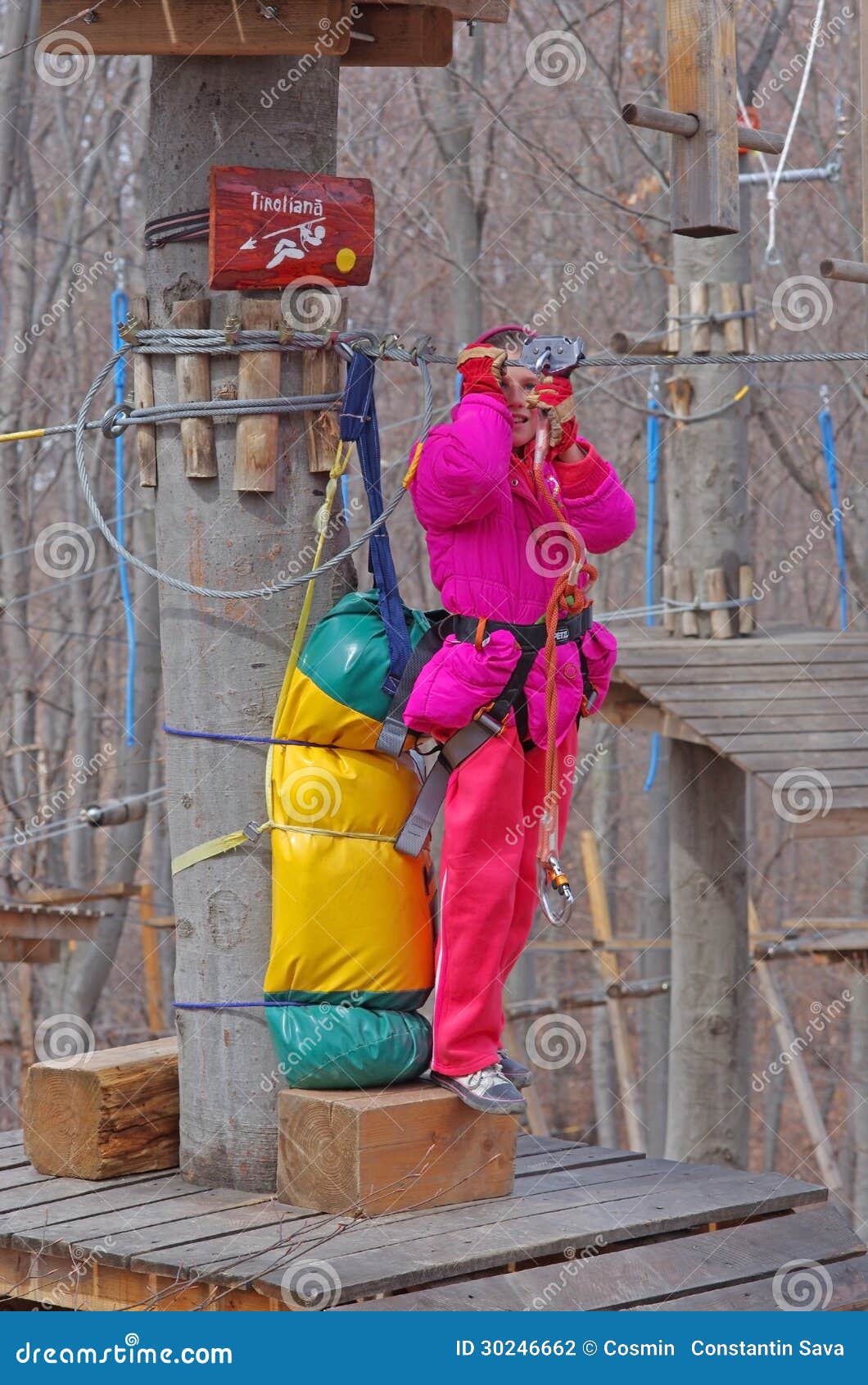 Ziplinie Mädchen. MAGURA, RUMÄNIEN - 5. APRIL: Kleines Mädchen, das für Ziplinie im Abenteuerpark prepairing ist. Magura grüner Park am 5. April 2013 in Magura, Rumänien